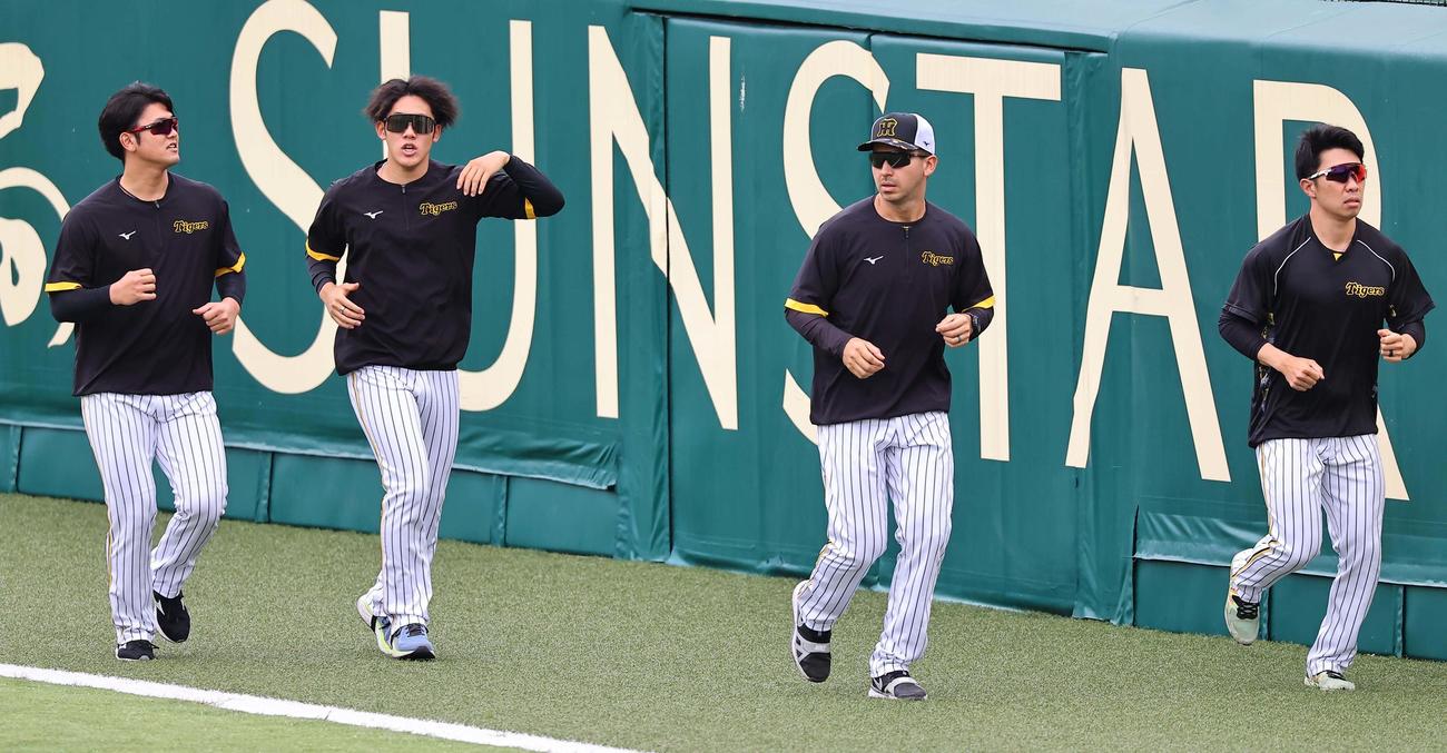 外野をランニングする左から岡留、富田、ゲラ、石井（撮影・上田博志）