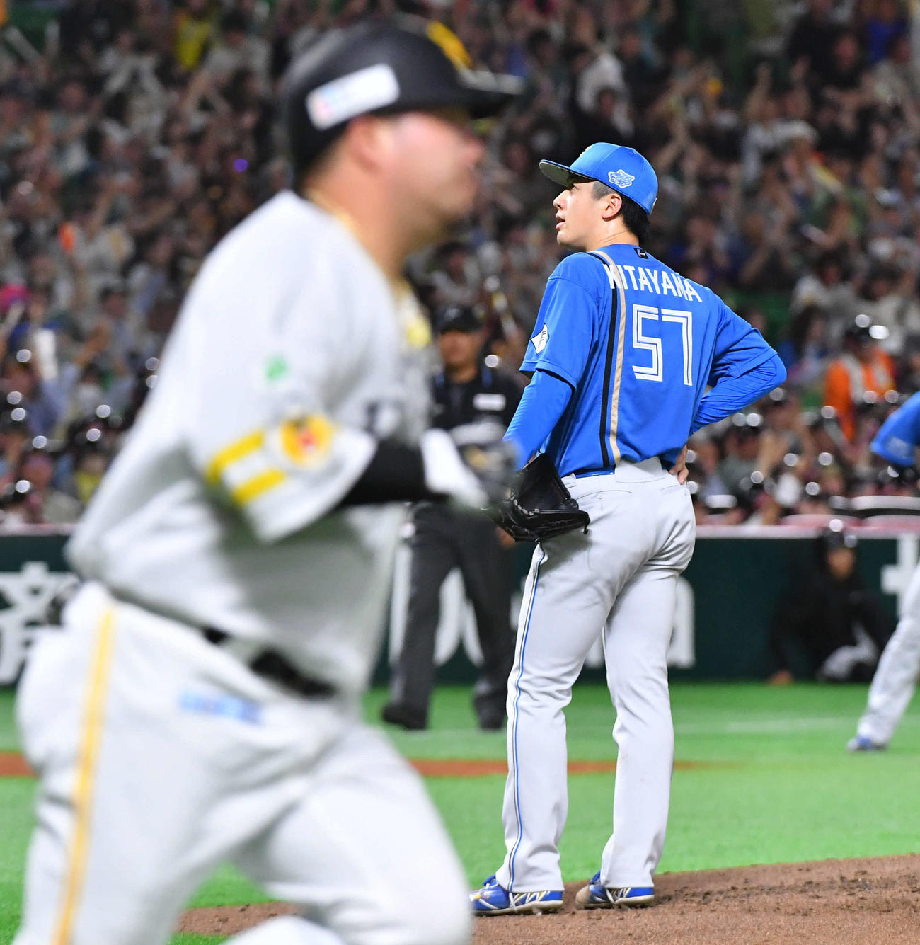 ソフトバンク対日本ハム　3回裏ソフトバンク無死一塁、山川（左）に逆転の左越え2点本塁打を打たれた北山（撮影・岩下翔太）