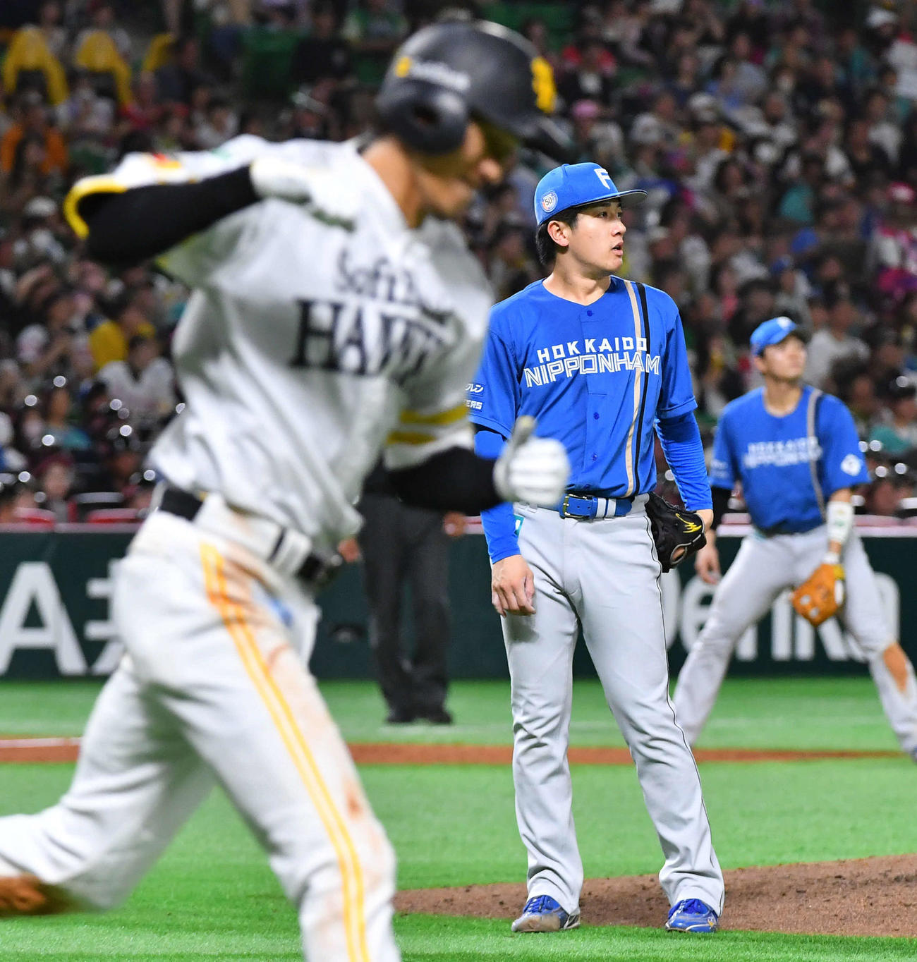 ソフトバンク対日本ハム　4回裏ソフトバンク無死一塁、三森（左）に勝ち越しの右越え2点本塁打を打たれた北山（撮影・岩下翔太）