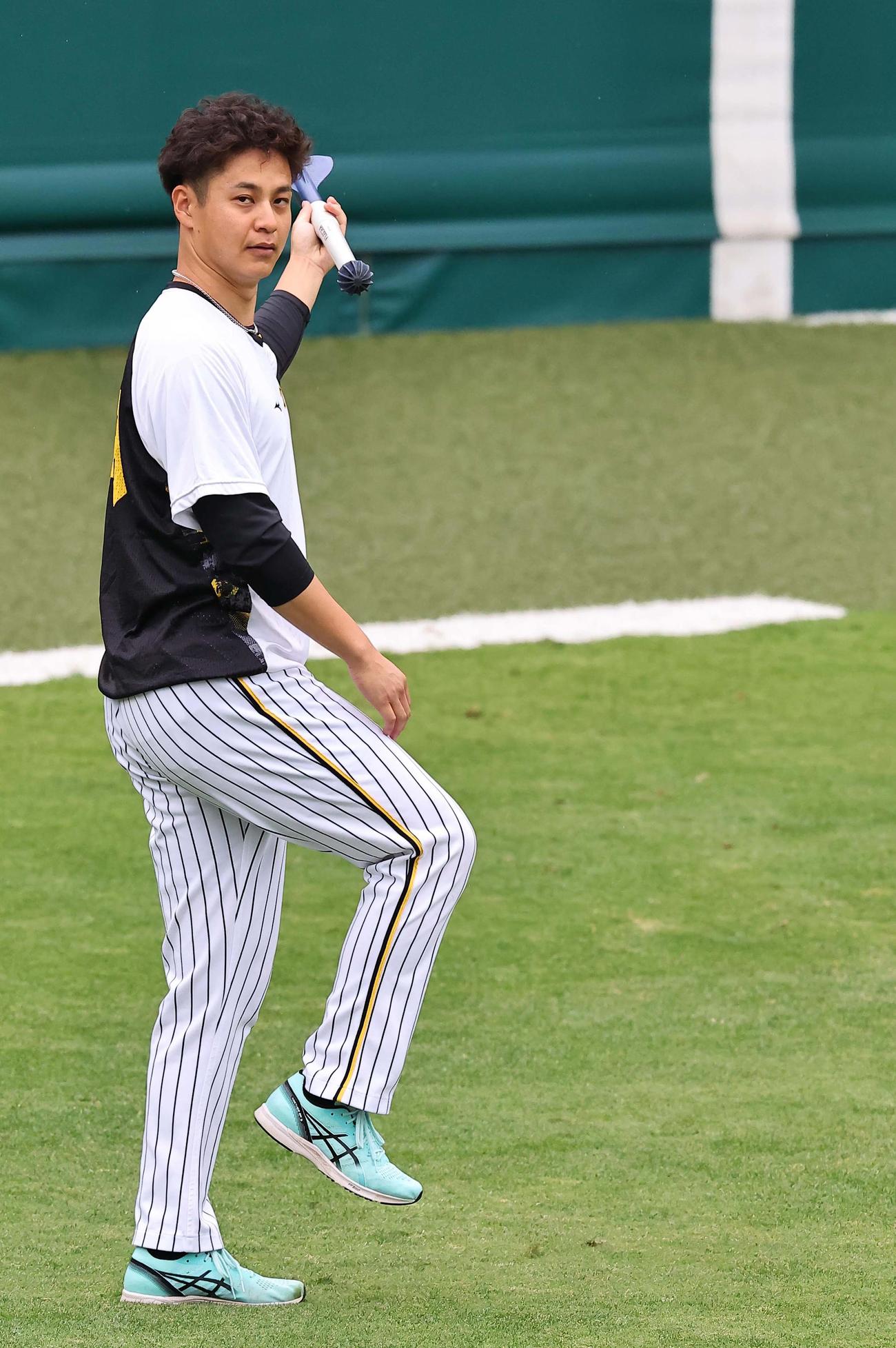 器具を使って投球練習をする大竹（撮影・上田博志）
