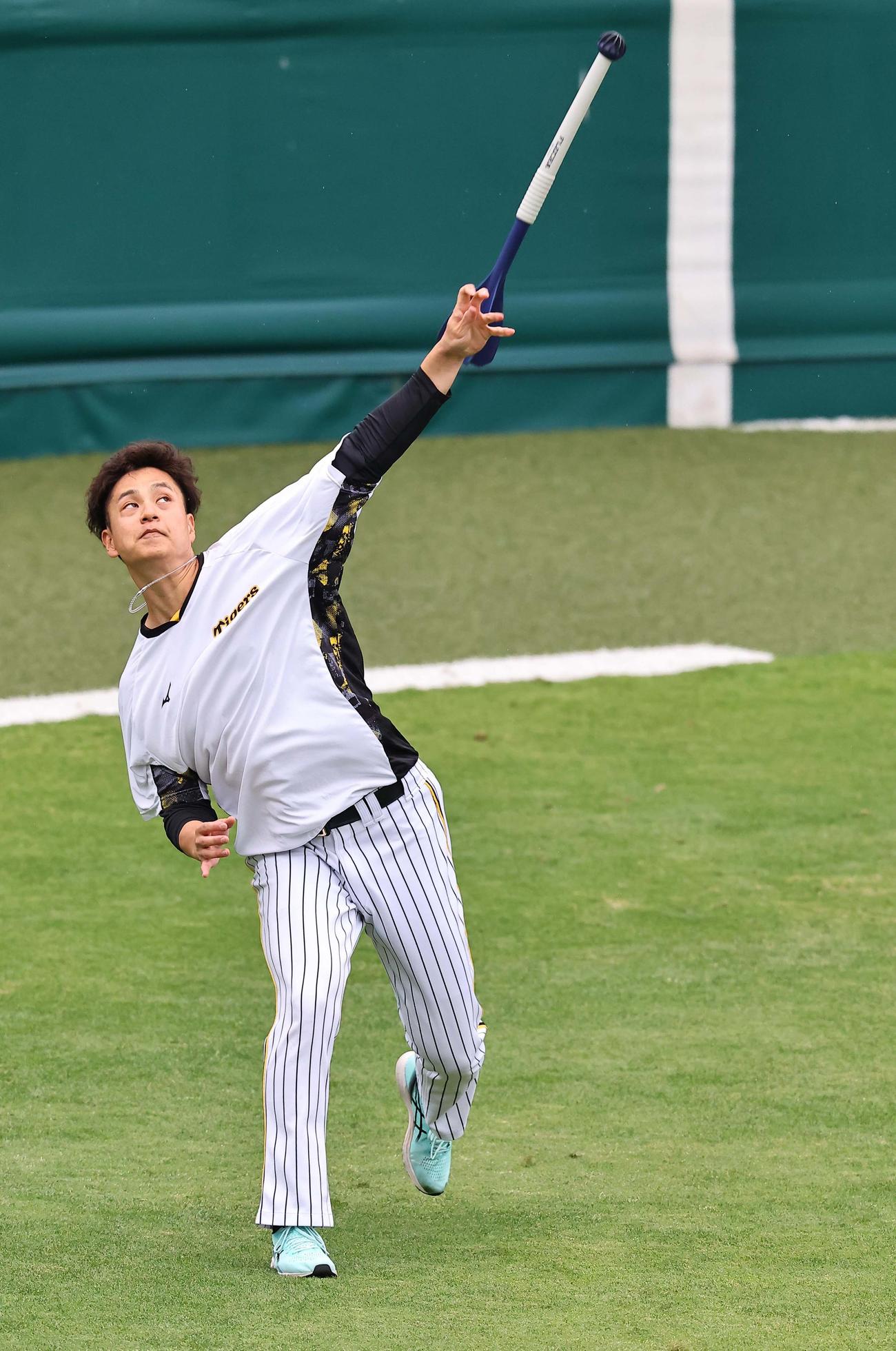 器具を使って投球練習をする大竹（撮影・上田博志）