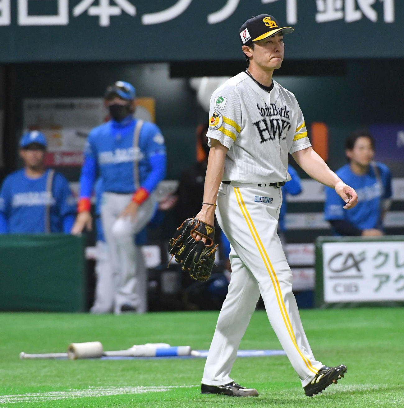 ソフトバンク対日本ハム　2回表日本ハム2死一塁、水野に勝ち越しの適時中三塁打を打たれ、厳しい表情を見せる和田（撮影・岩下翔太）