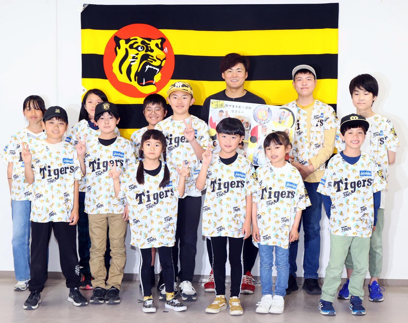 ファミリーデーに招待されたファンと記念撮影する阪神前川（撮影・上山淳一）