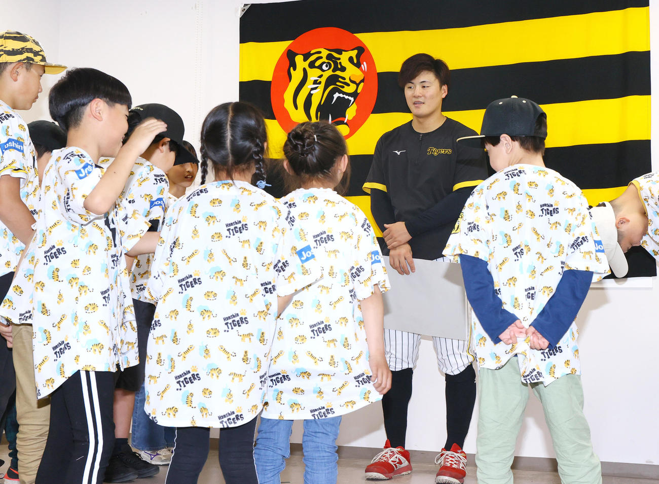 阪神前川（右から3人目）はファミリーデーに招待された子供と交流する（撮影・上山淳一）