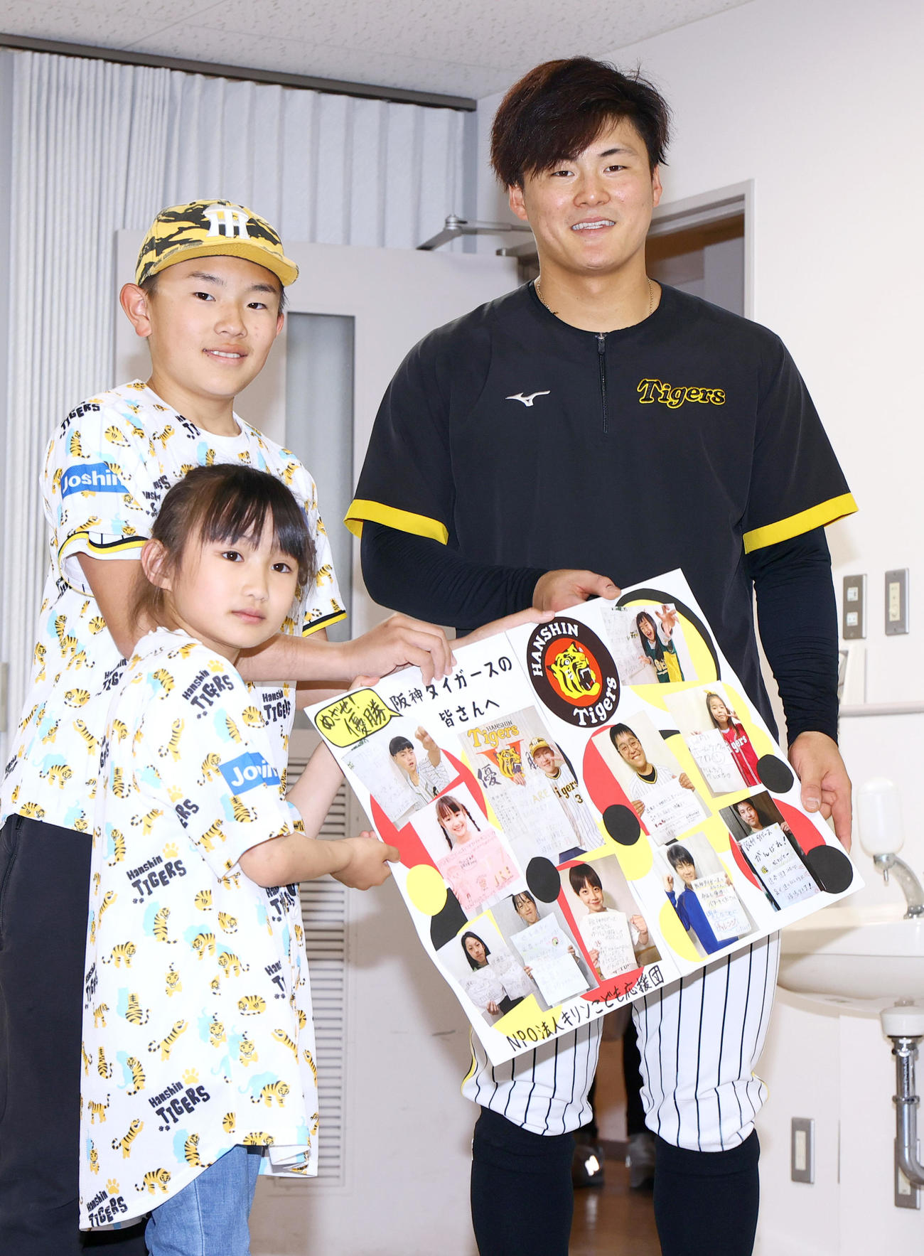 阪神前川（右）はファミリーデーに招待されたファンから記念品が贈られる（撮影・上山淳一）