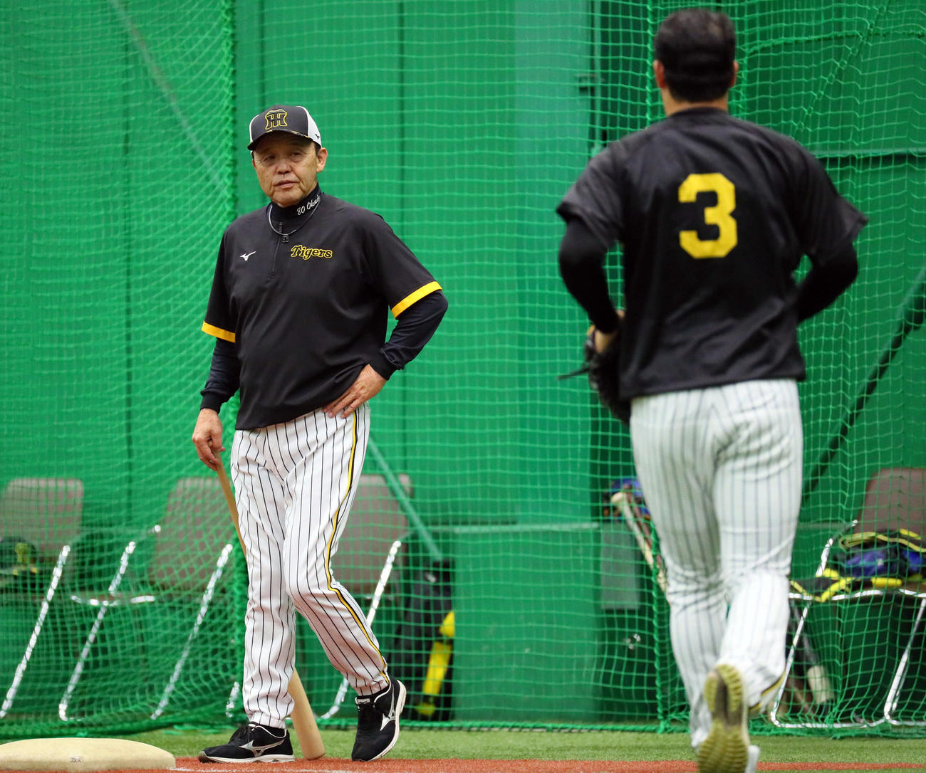 阪神対広島　大山（右）とあいさつする岡田監督（撮影・宮崎幸一）