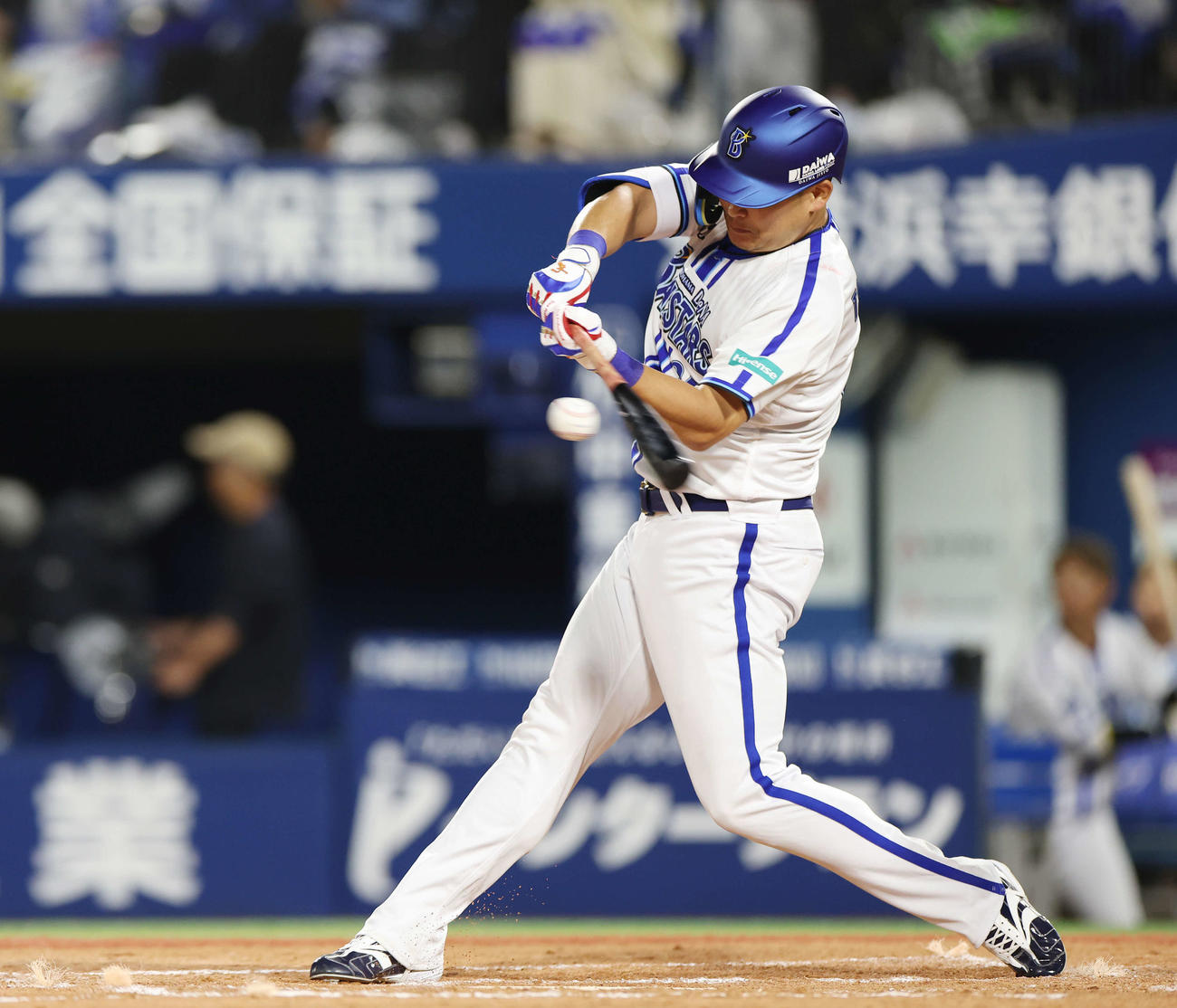 DeNA対ヤクルト　7回裏DeNA1死、フェンス直撃の二塁打を放つ筒香（撮影・宮地輝）
