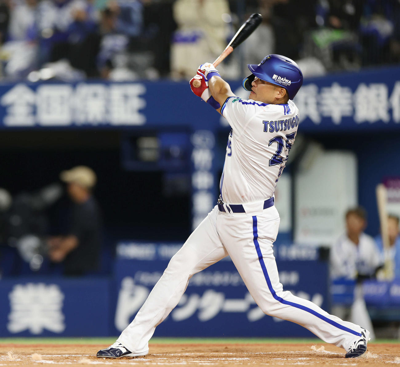 DeNA対ヤクルト　7回裏DeNA1死、フェンス直撃の二塁打を放つ筒香（撮影・宮地輝）