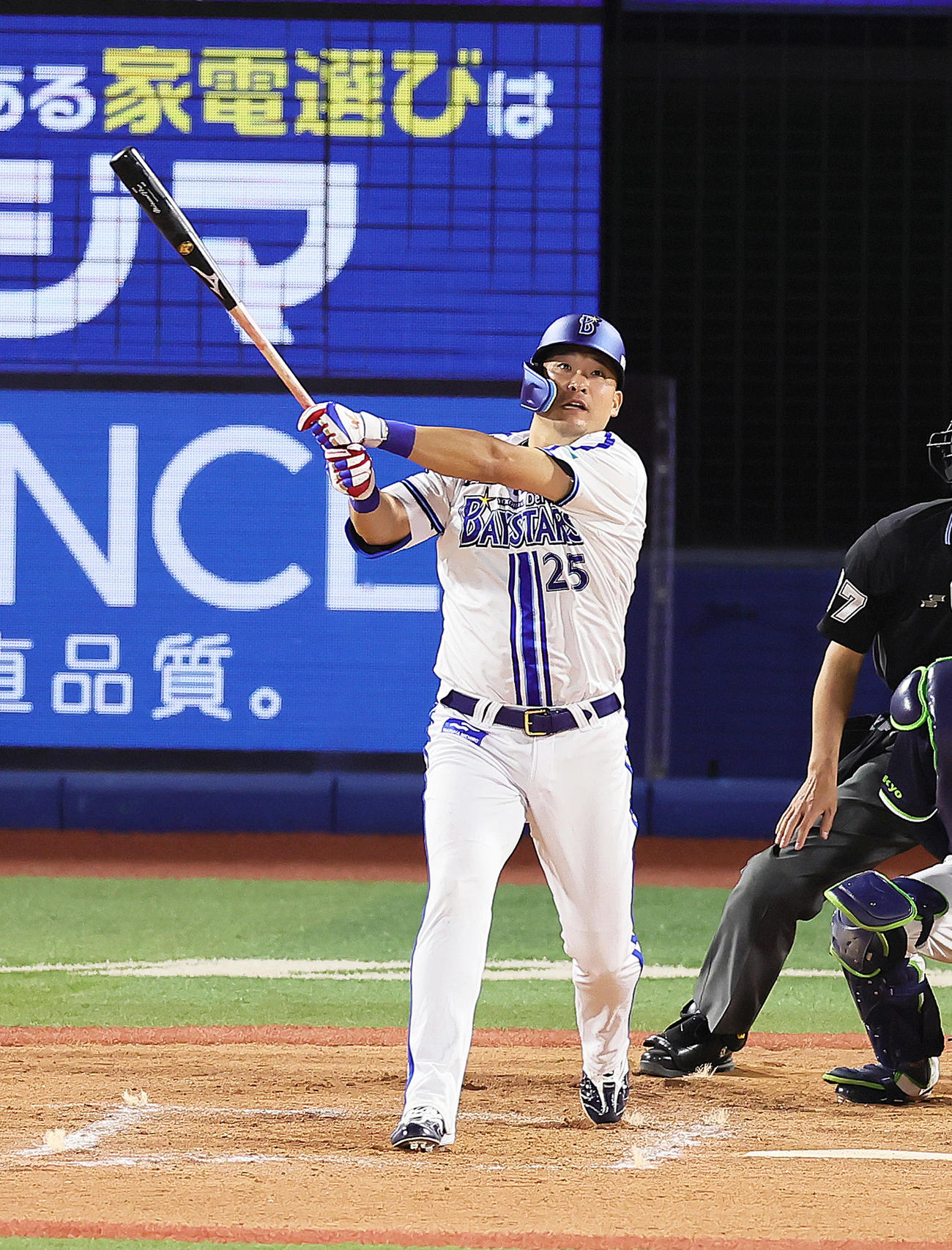 DeNA対ヤクルト　7回裏DeNA1死、筒香は二塁打を放つ（撮影・足立雅史）