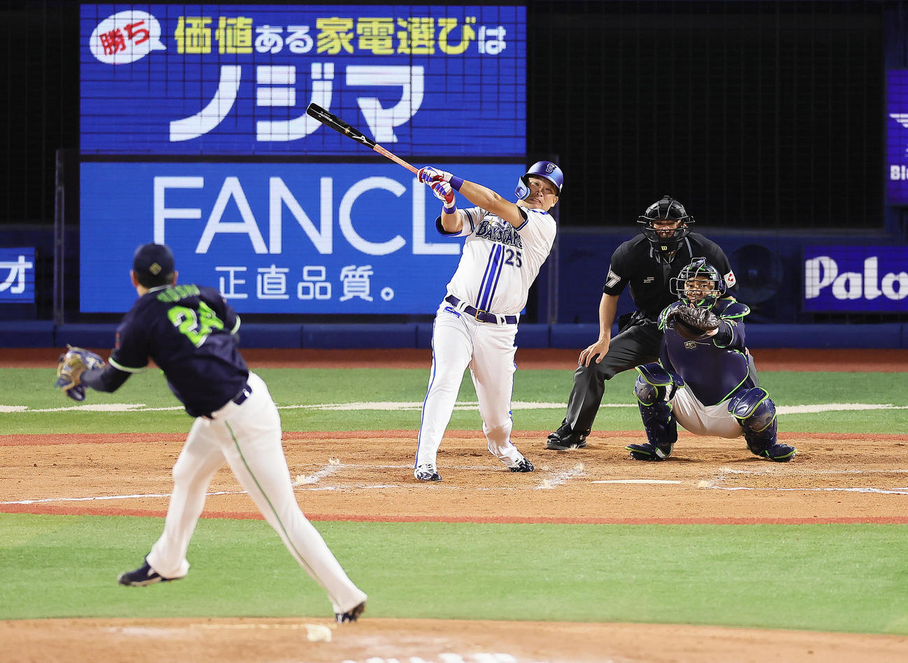 DeNA対ヤクルト　7回裏DeNA1死、筒香は二塁打を放つ（撮影・足立雅史）