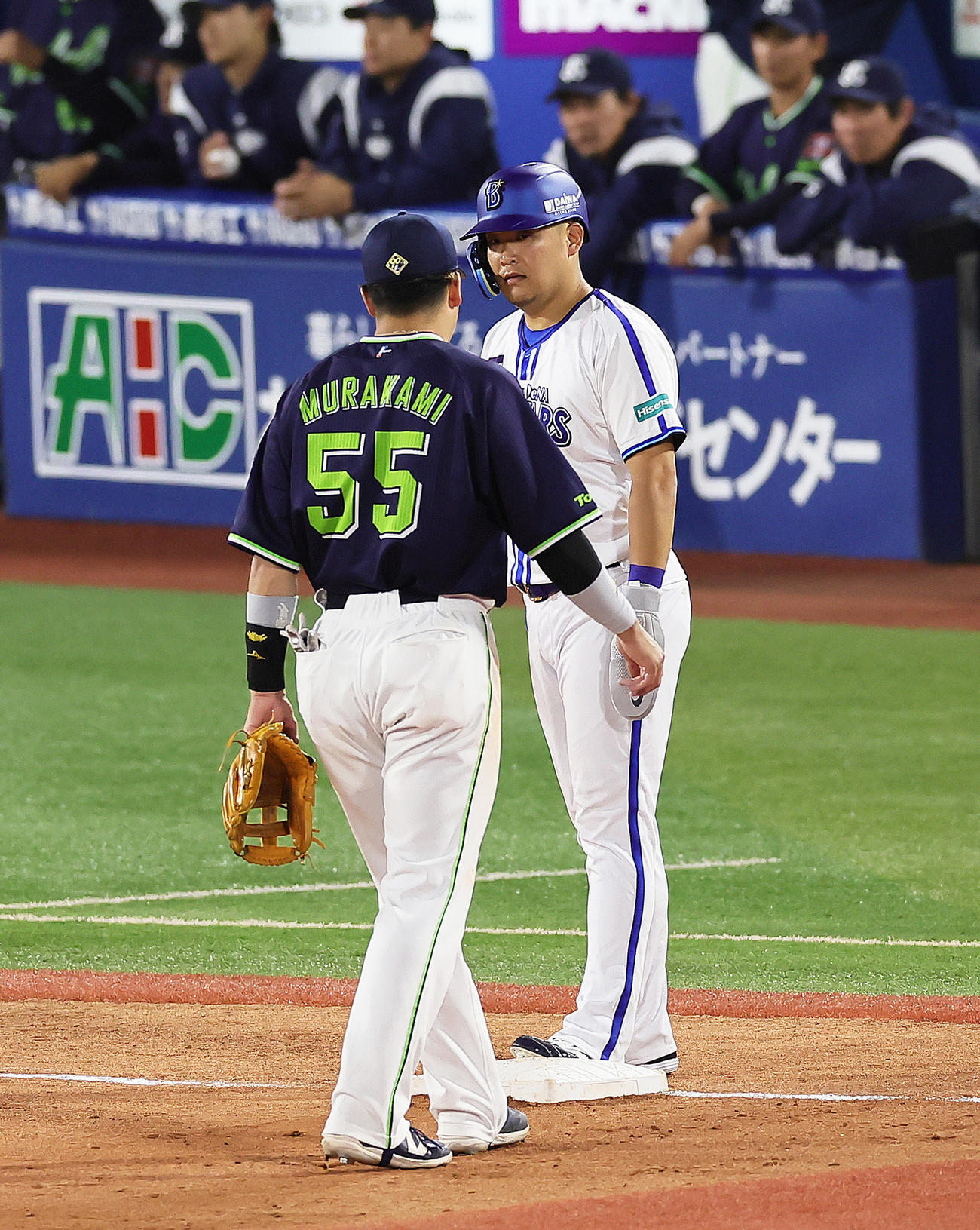 DeNA対ヤクルト　7回、三塁に進塁したDeNA筒香（右）はヤクルト村上と会話を交わす（撮影・足立雅史）