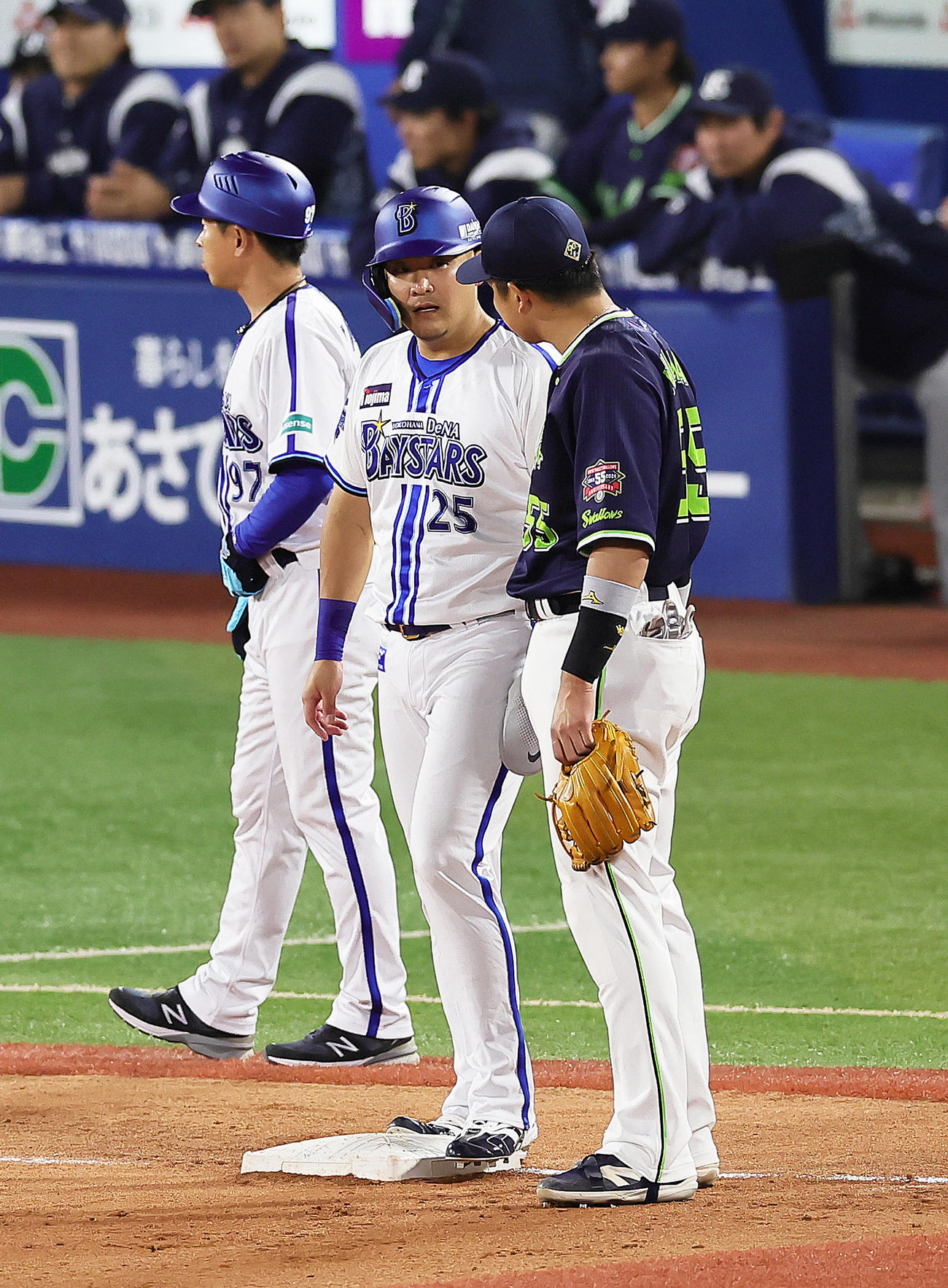 DeNA対ヤクルト　7回、三塁に進塁したDeNA筒香（左）はヤクルト村上と会話を交わす（撮影・足立雅史）