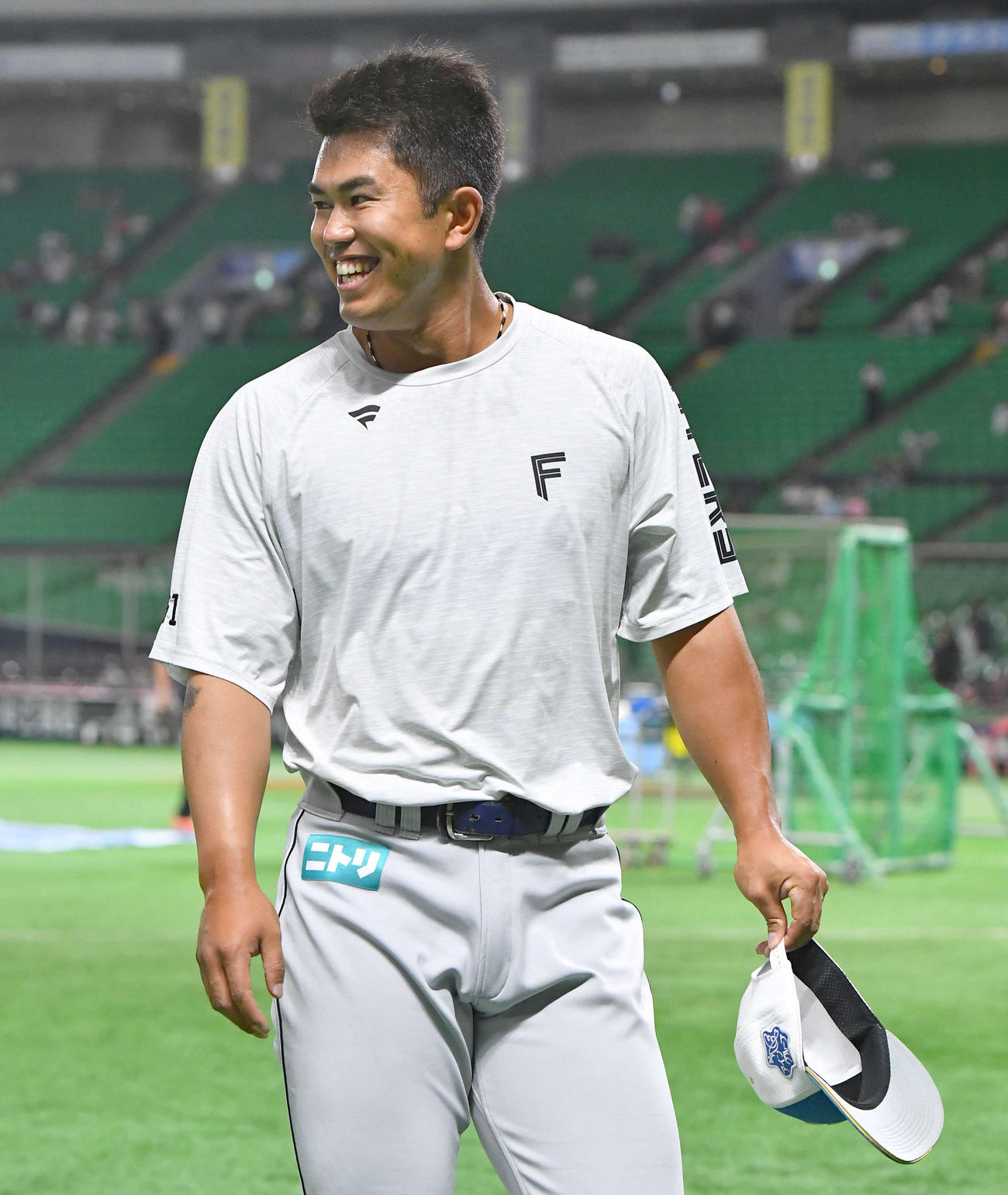 ソフトバンク対日本ハム　ウオーミングアップを終えて笑顔で移動する今川（撮影・岩下翔太）