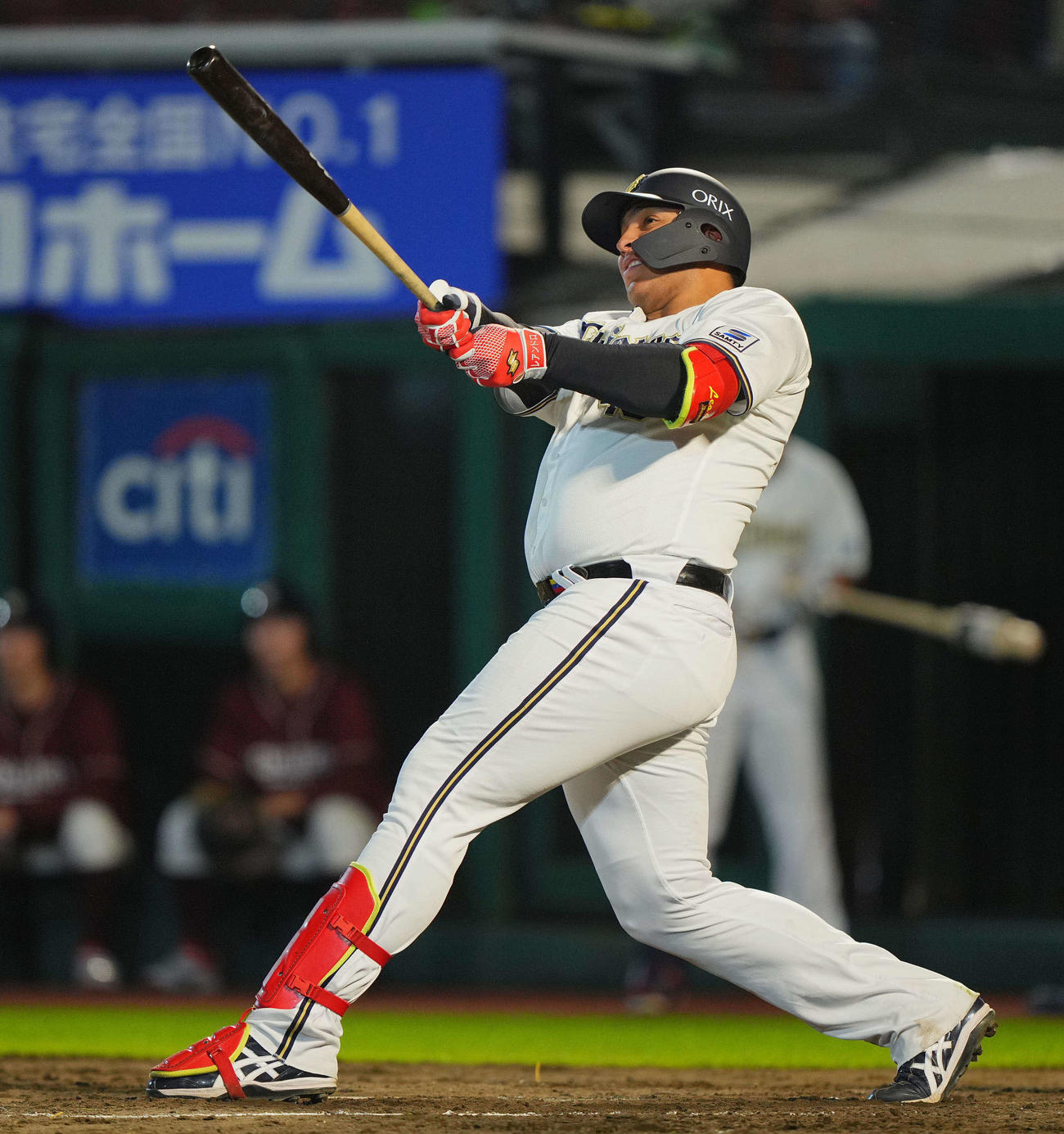 楽天対オリックス　4回表オリックス2死二、三塁、3点本塁打を放つセデーニョ（撮影・垰建太）