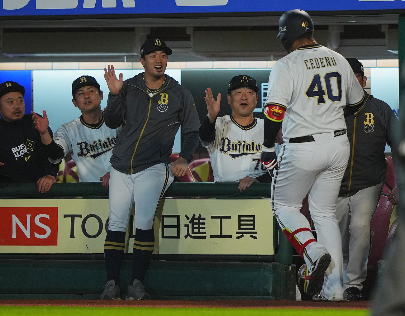 楽天対オリックス　4回表オリックス2死二、三塁、3点本塁打を放ったセデーニョ（右）を出迎える中嶋監督（同2人目）らナイン（撮影・垰建太）