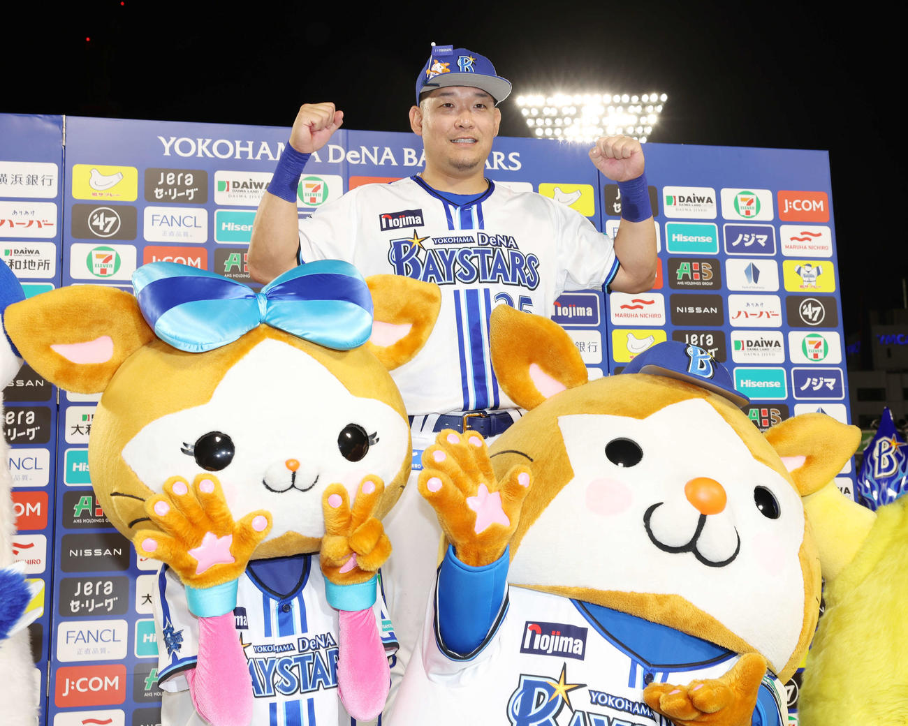 DeNA対ヤクルト　勝利し、マスコットたちと笑顔で記念撮影するDeNA筒香（撮影・宮地輝）