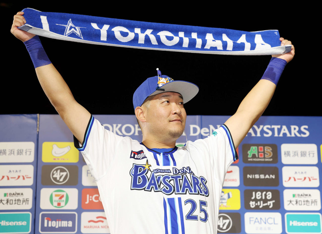 DeNA対ヤクルト　勝利し、笑顔でタオルを掲げるDeNA筒香（撮影・宮地輝）