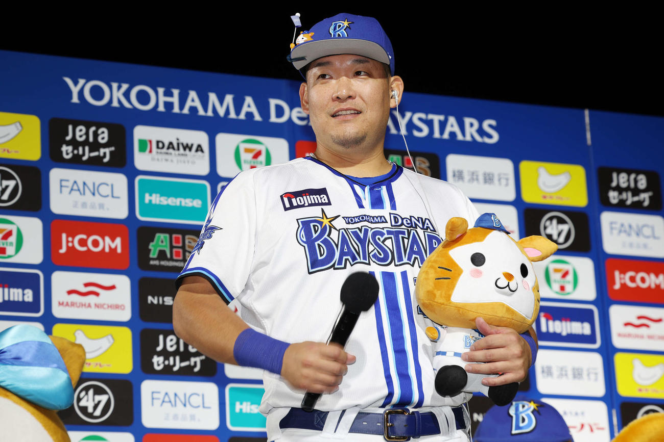 DeNA対ヤクルト　ヒーローインタビューで笑顔を見せるDeNA筒香（撮影・宮地輝）