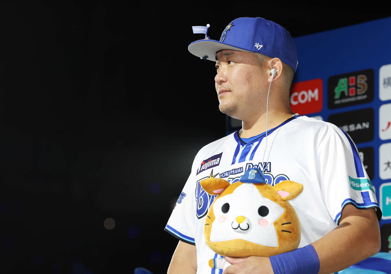 DeNA対ヤクルト　ヒーローインタビューで笑顔を見せるDeNA筒香（撮影・宮地輝）