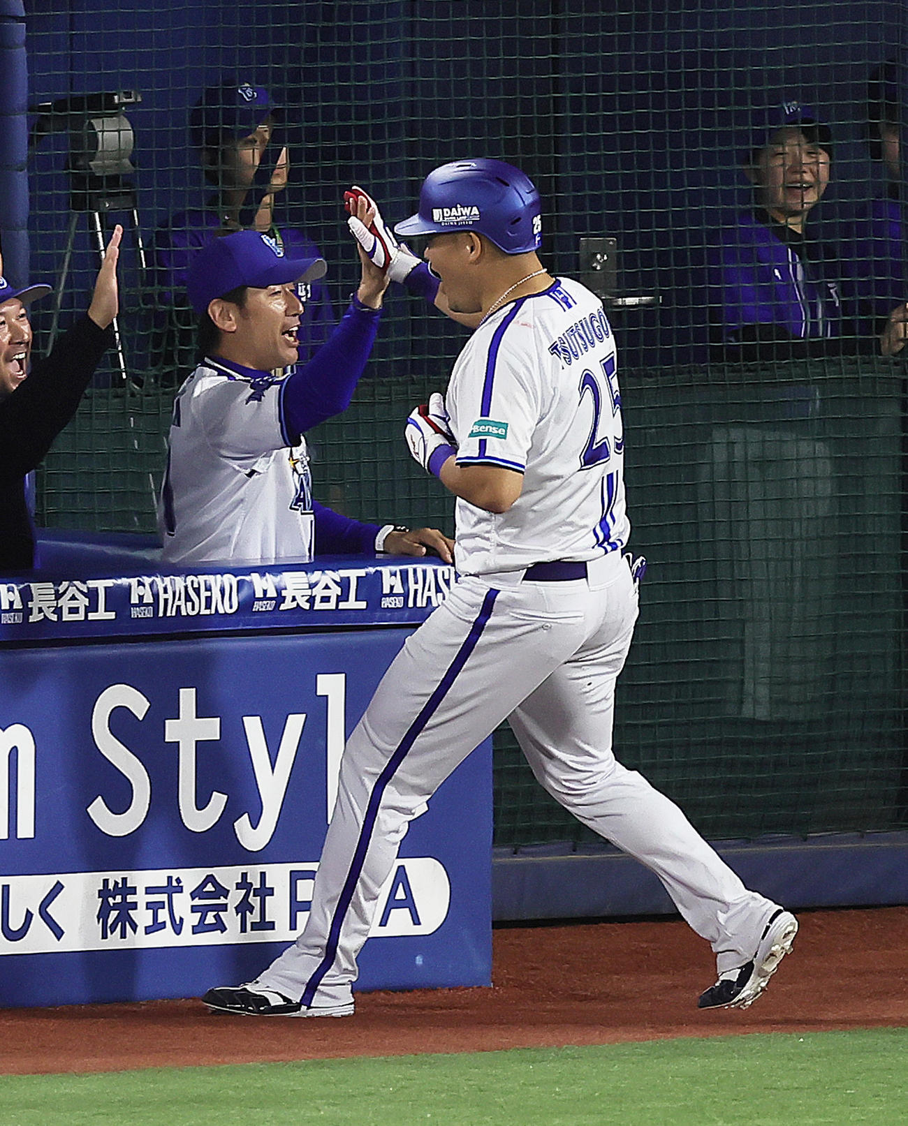 DeNA対ヤクルト　8回裏DeNA、2死一、二塁、筒香（右）は3点本塁打を放ち三浦監督とタッチを交わす（撮影・足立雅史）