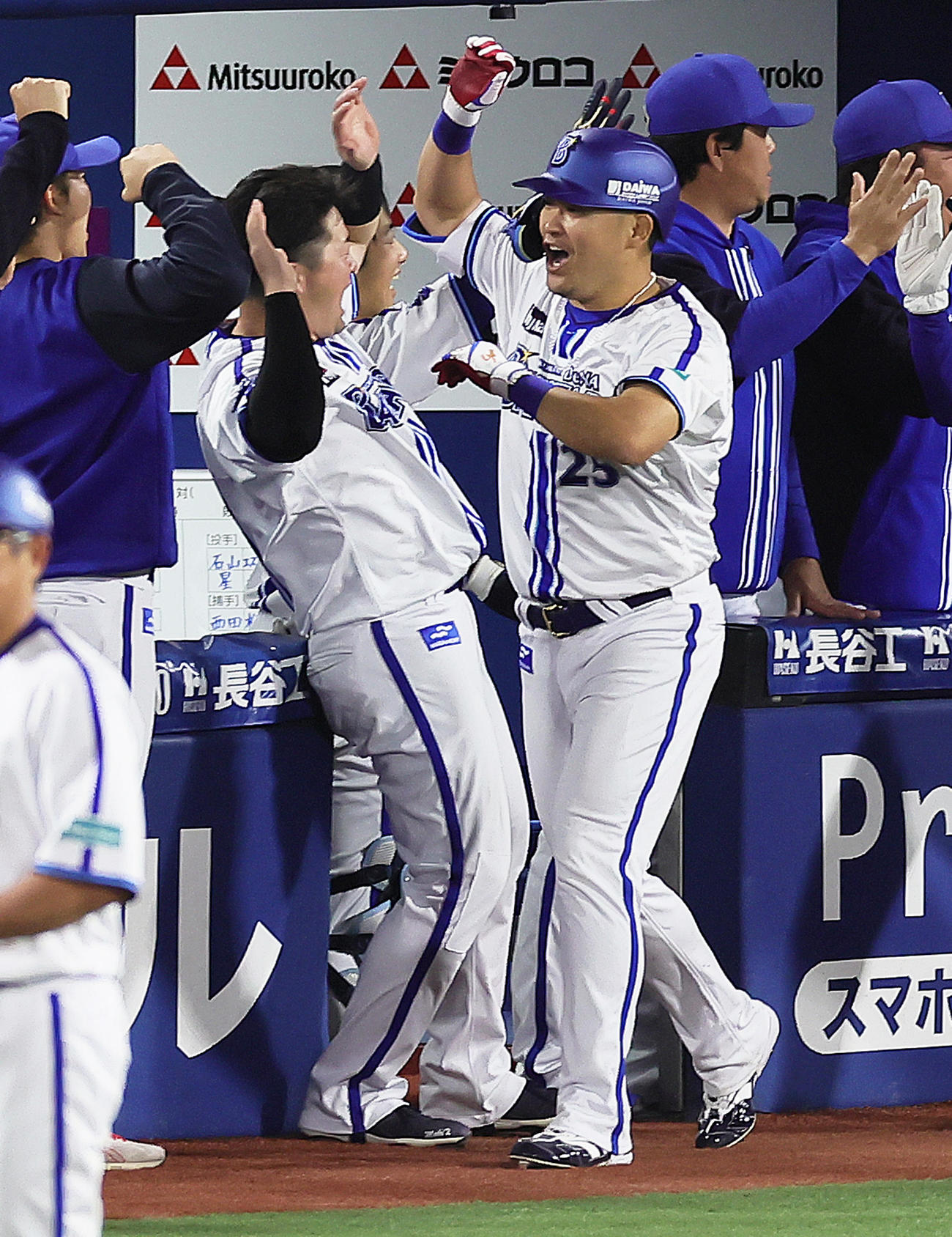 DeNA対ヤクルト　8回裏DeNA、2死一、二塁、筒香（右）は3点本塁打を放ち牧らとタッチを交わす（撮影・足立雅史）