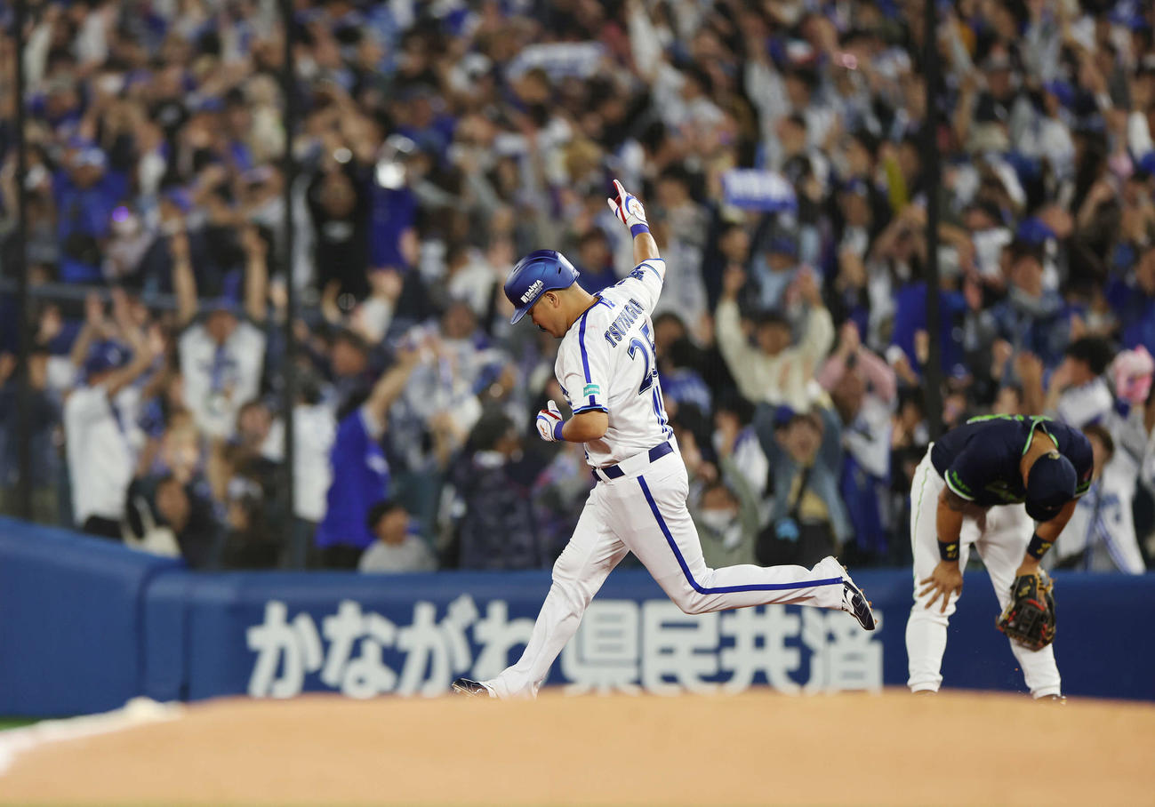 DeNA対ヤクルト　8回裏DeNA2死一、二塁、右中間へ逆転3点本塁打を放ち、ダイヤモンドを回る筒香（撮影・宮地輝）