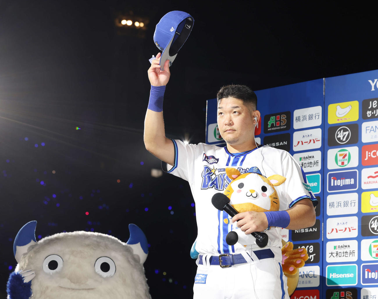 DeNA対ヤクルト　勝利し、ファンにあいさつするDeNA筒香（撮影・宮地輝）