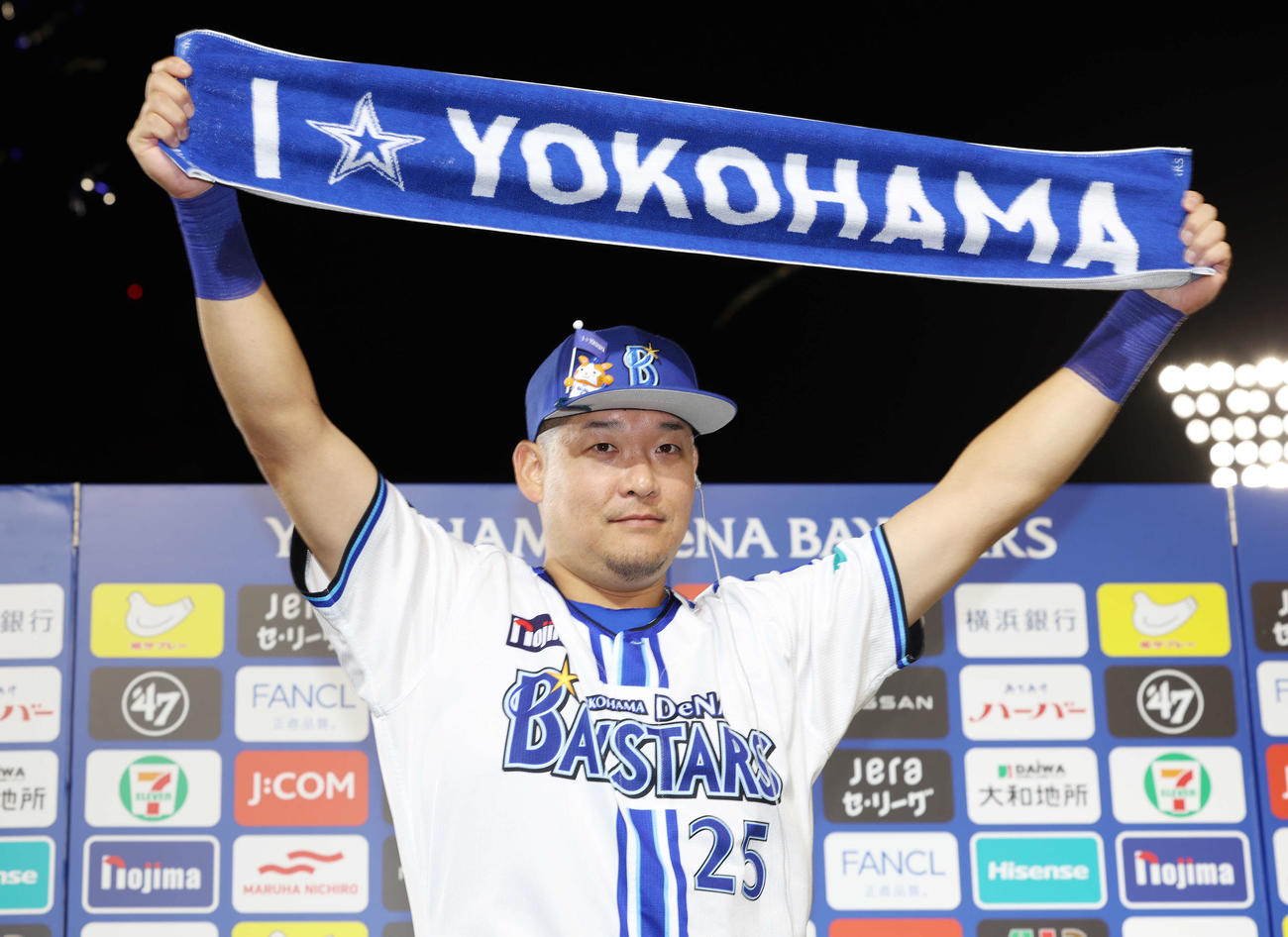 DeNA対ヤクルト　勝利し、笑顔でタオルを掲げるDeNA筒香（撮影・宮地輝）