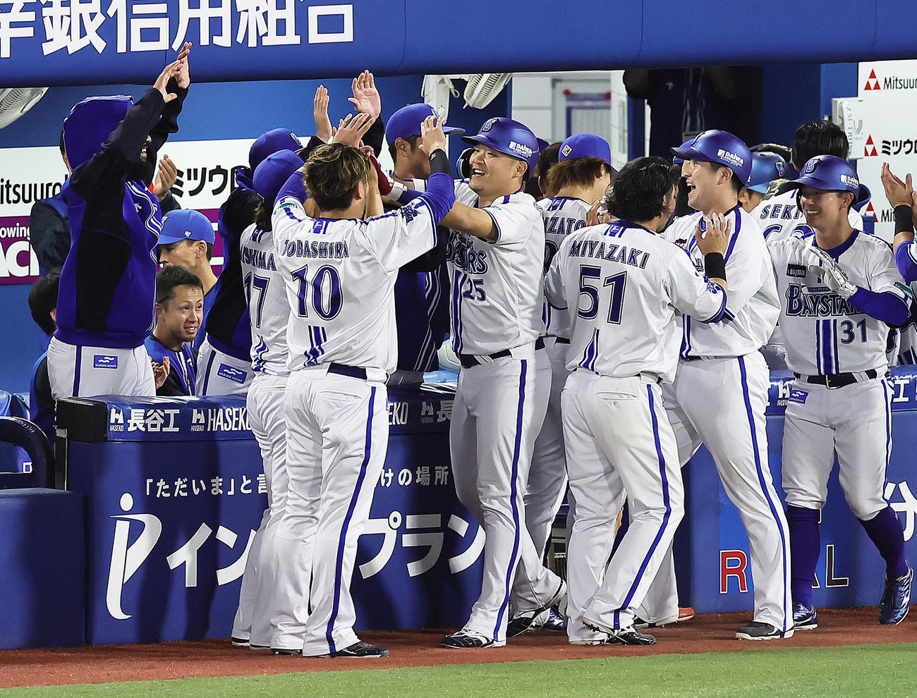 DeNA対ヤクルト　8回裏DeNA、2死一、二塁、筒香（中央）は3点本塁打を放ちタッチを交わす（撮影・足立雅史）