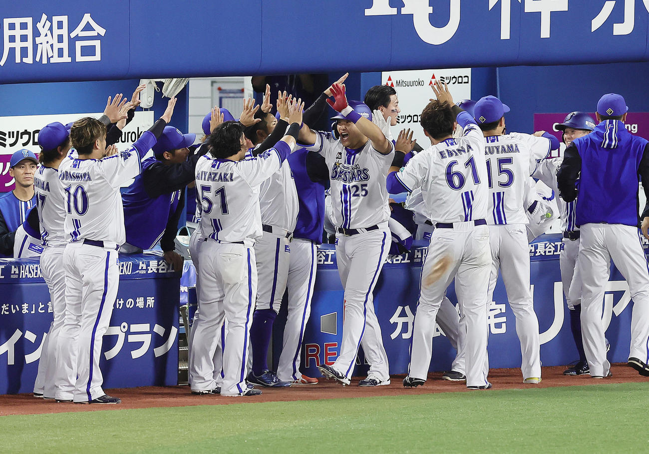 DeNA対ヤクルト　8回裏DeNA、2死一、二塁、筒香（中央）は3点本塁打を放ちタッチを交わす（撮影・足立雅史）
