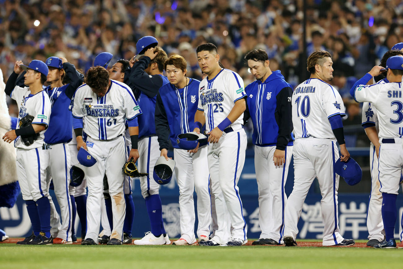 DeNA対ヤクルト　勝利し、ファンにあいさつするDeNA筒香（右から4人目）ら選手たち（撮影・宮地輝）