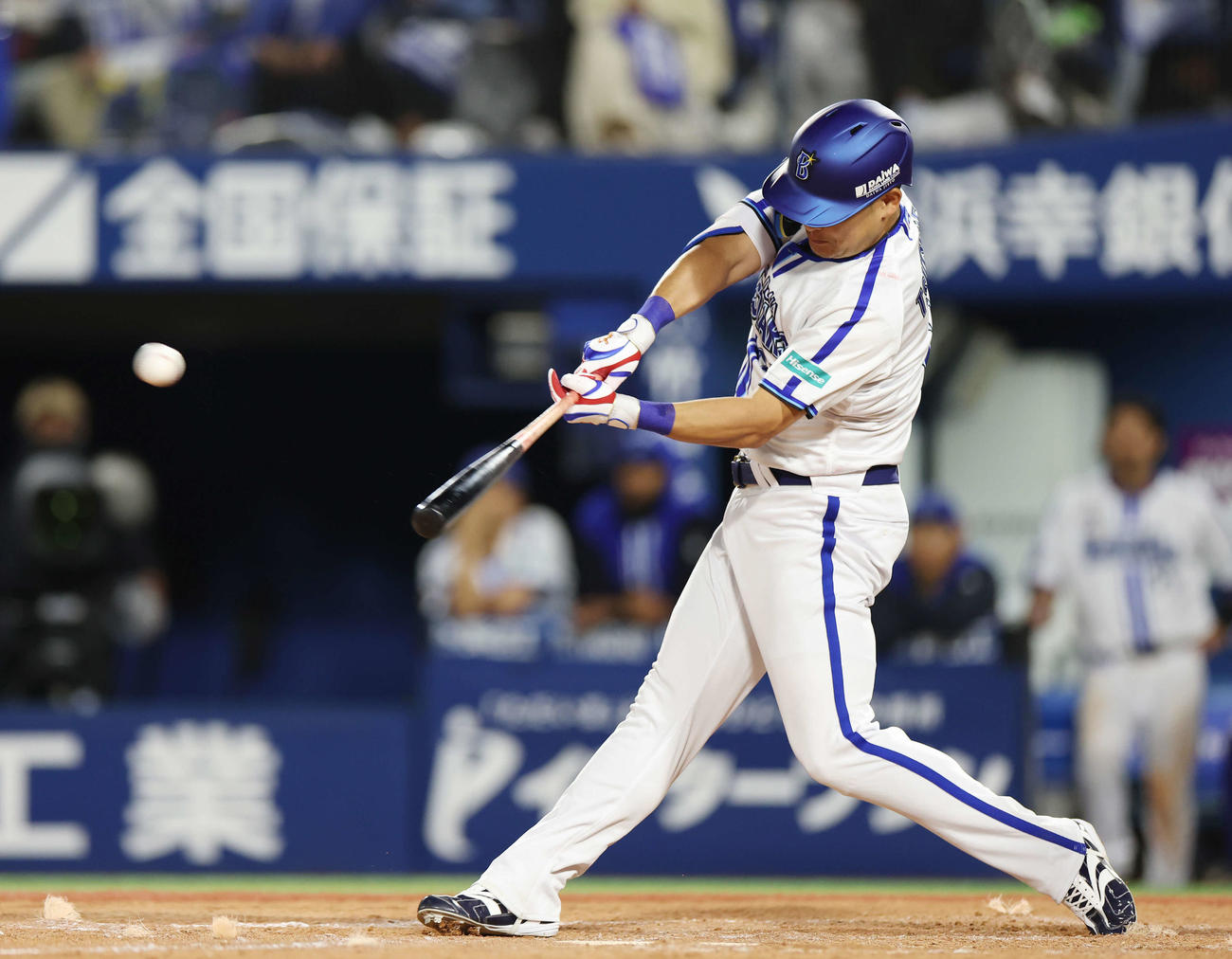 DeNA対ヤクルト　8回裏DeNA2死一、二塁、右中間へ逆転3点本塁打を放つ筒香（撮影・宮地輝）