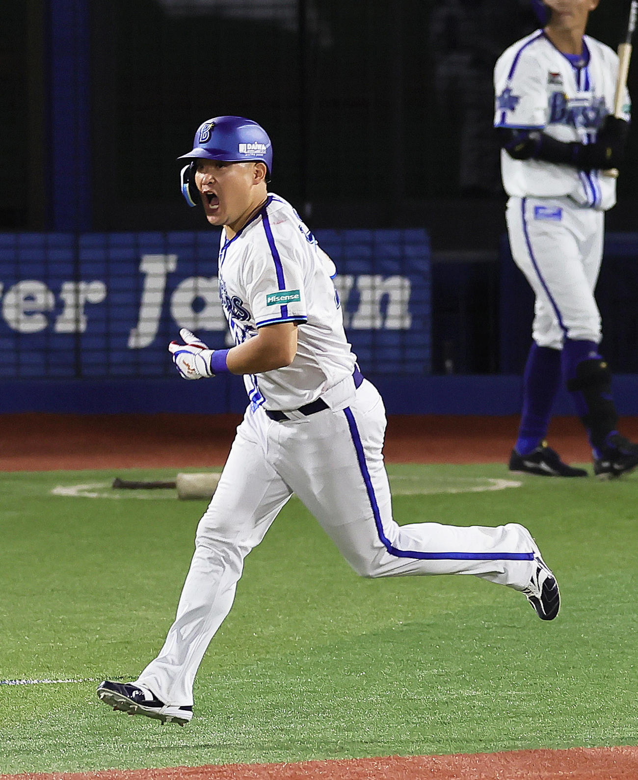 DeNA対ヤクルト　8回裏DeNA、2死一、二塁、筒香は3点本塁打を放つ（撮影・足立雅史）