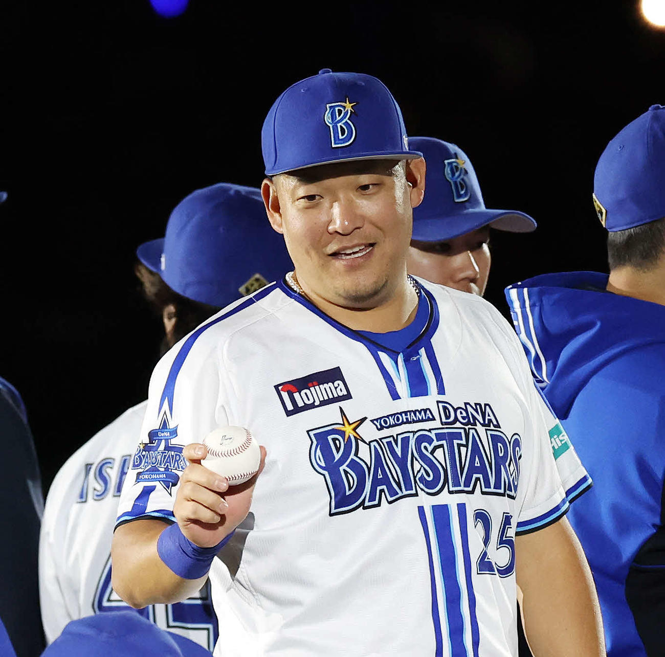 DeNA対ヤクルト　勝利球を手に、笑顔を見せるDeNA筒香（撮影・宮地輝）
