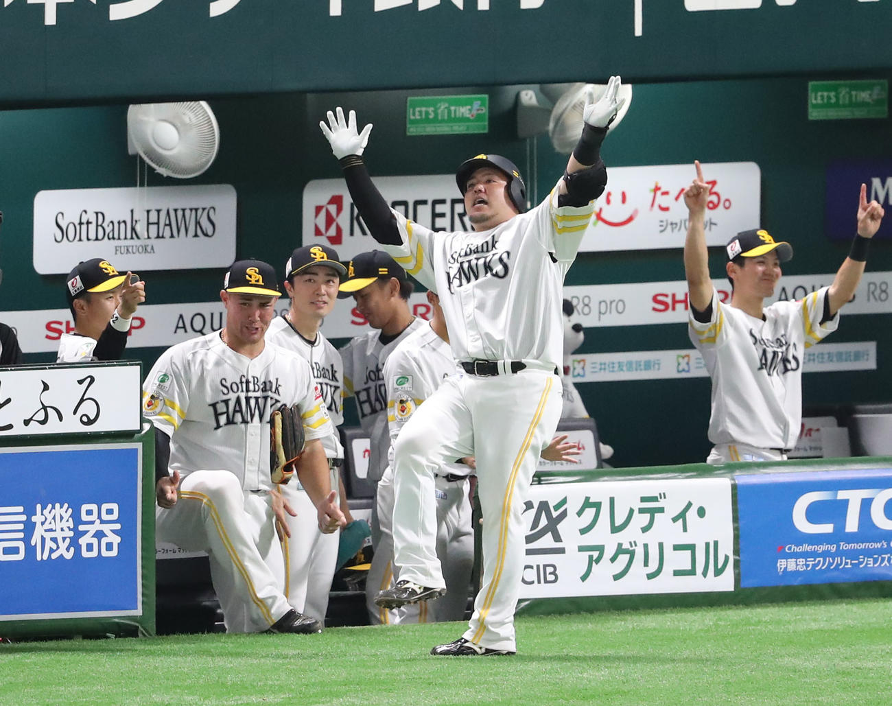 ソフトバンク対日本ハム　5回裏ソフトバンク無死、山川は左中間に本塁打を放ちポーズを決める（撮影・梅根麻紀）