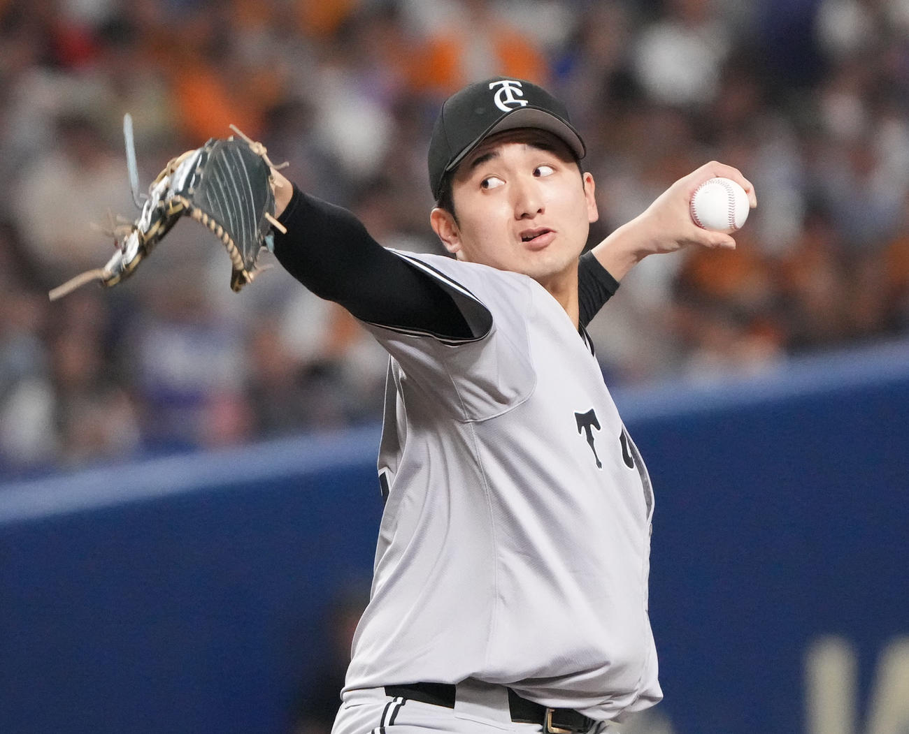 中日対巨人　1回裏、登板する巨人先発の横川（撮影・森本幸一）