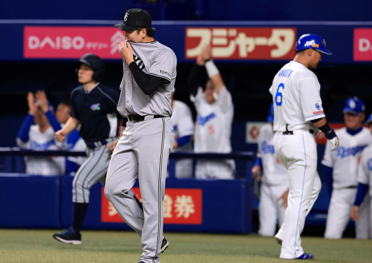 中日対巨人　1回裏中日2死一塁、細川に先制適時二塁打を許し、喜ぶ中日ベンチを背に汗をぬぐう横川（撮影・浅見桂子）
