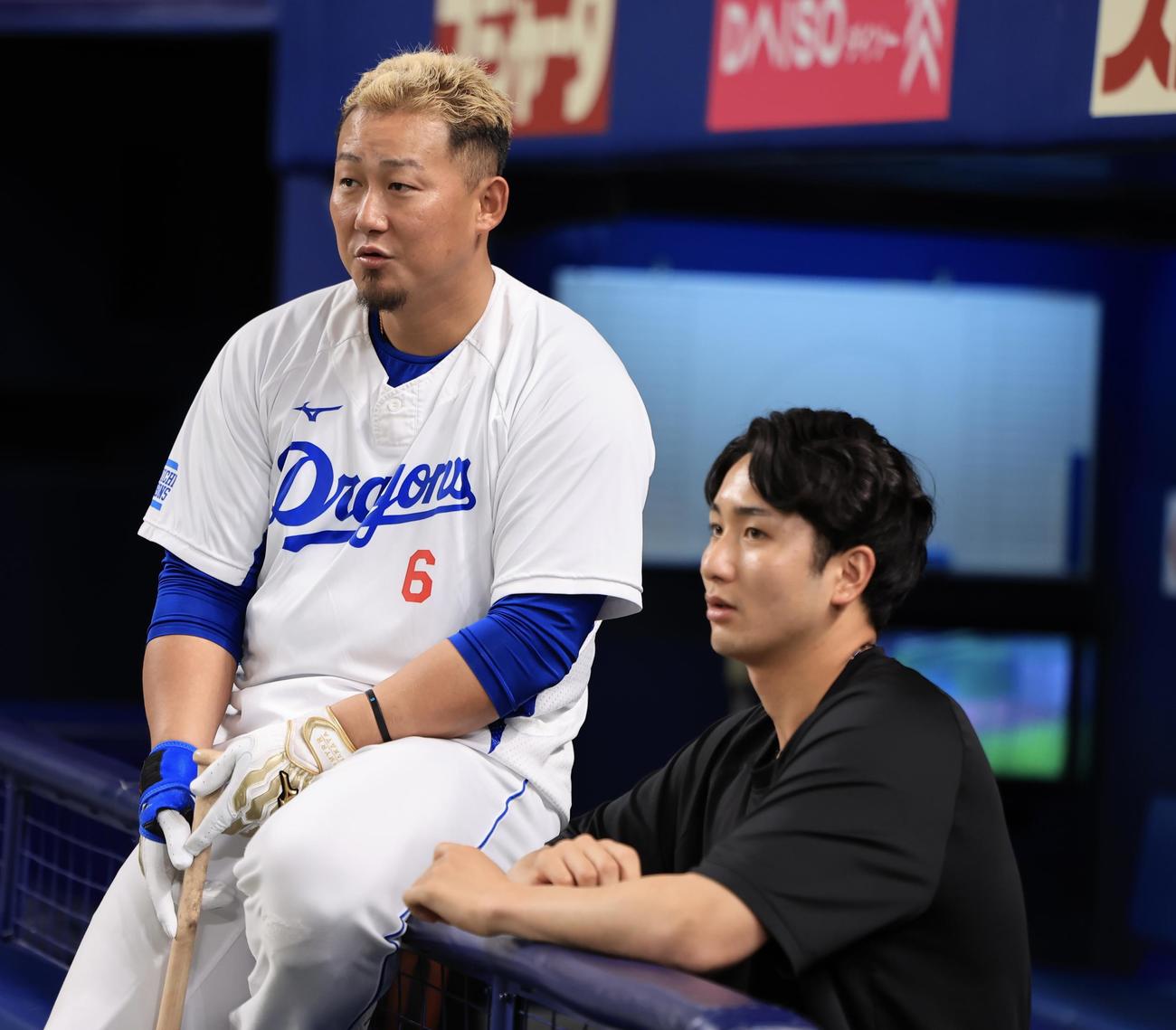 中日対巨人　試合前、話をする巨人横川(右)と中日中田(撮影・浅見桂子)