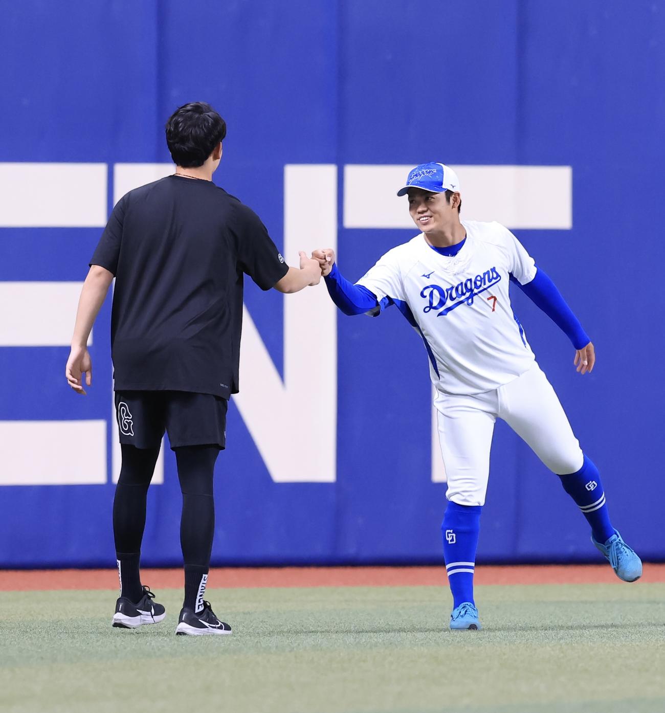 中日対巨人　試合前、グータッチであいさつする巨人横川(左)と中日根尾(撮影・浅見桂子)