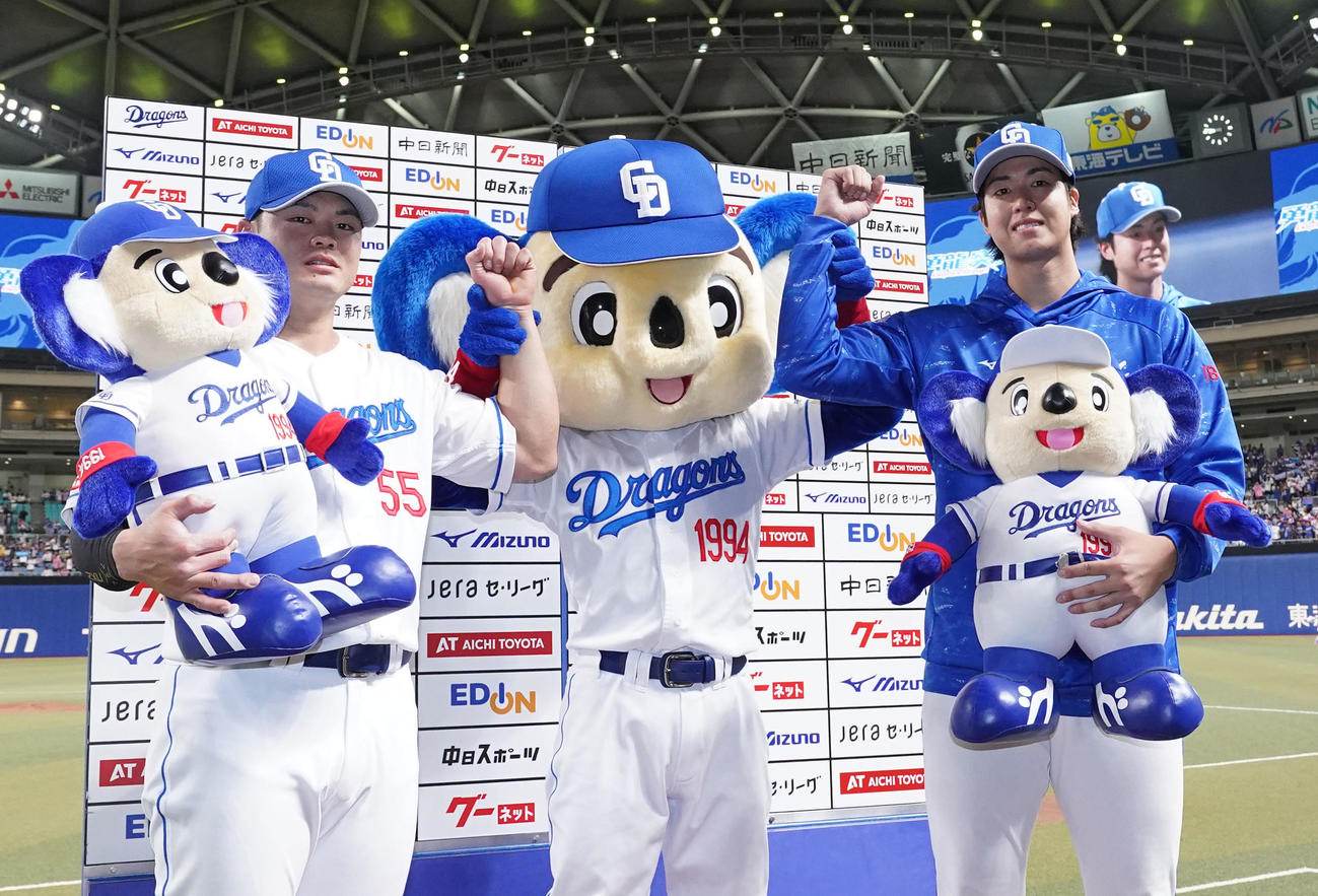 中日対巨人　ヒーローインタビューを終えポーズを決める、左から細川、ドアラ、梅津（撮影・森本幸一）