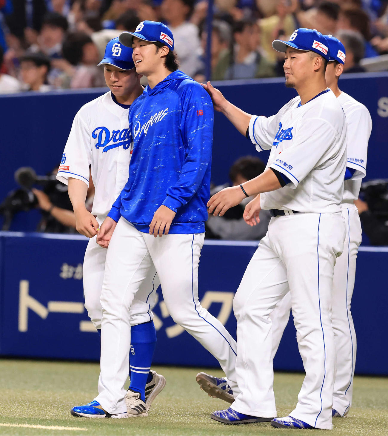 中日対巨人　今季初勝利の中日梅津（中央）は中田らから祝福されながら笑顔でグラウンドに向かう（撮影・浅見桂子）