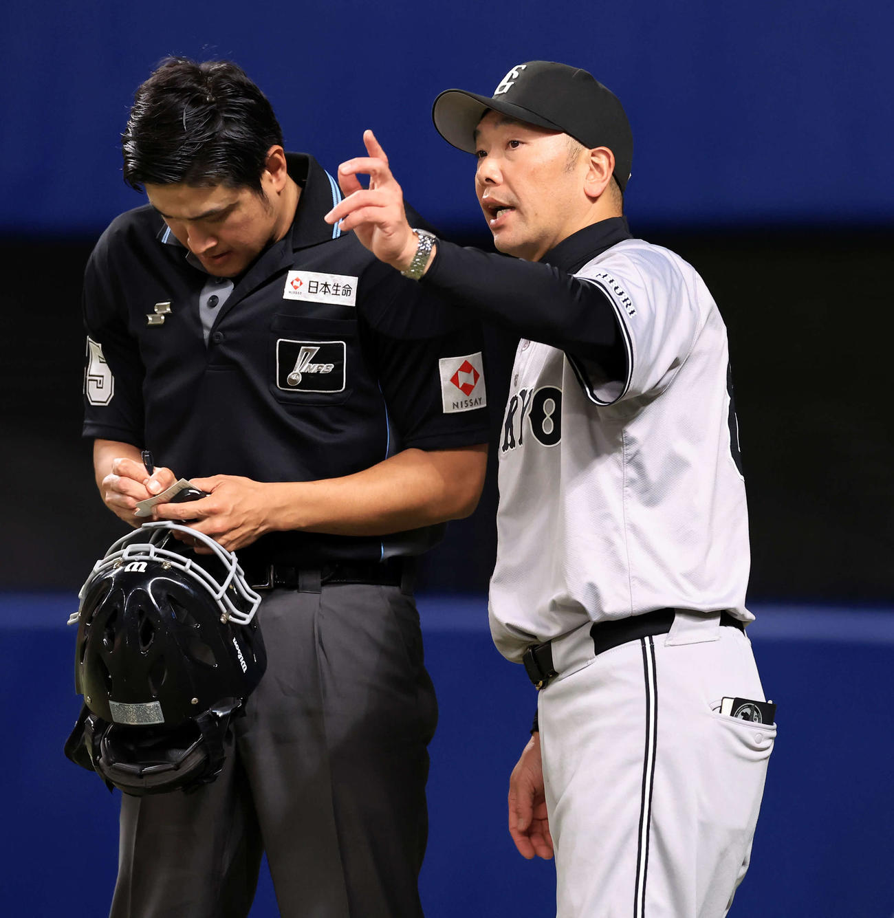 中日対巨人　8回裏中日の攻撃前、選手交代を告げる巨人阿部監督（撮影・浅見桂子）