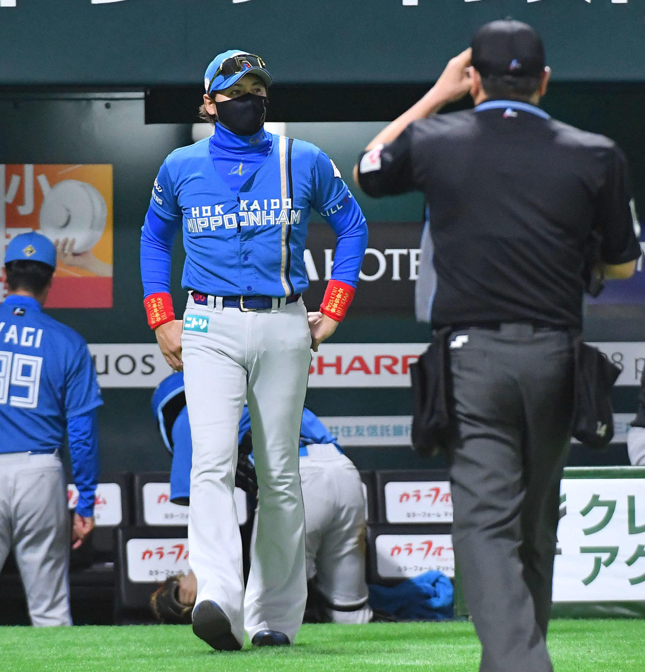 ソフトバンク対日本ハム　8回表終了後、投手の交代に向かう新庄監督（撮影・岩下翔太）