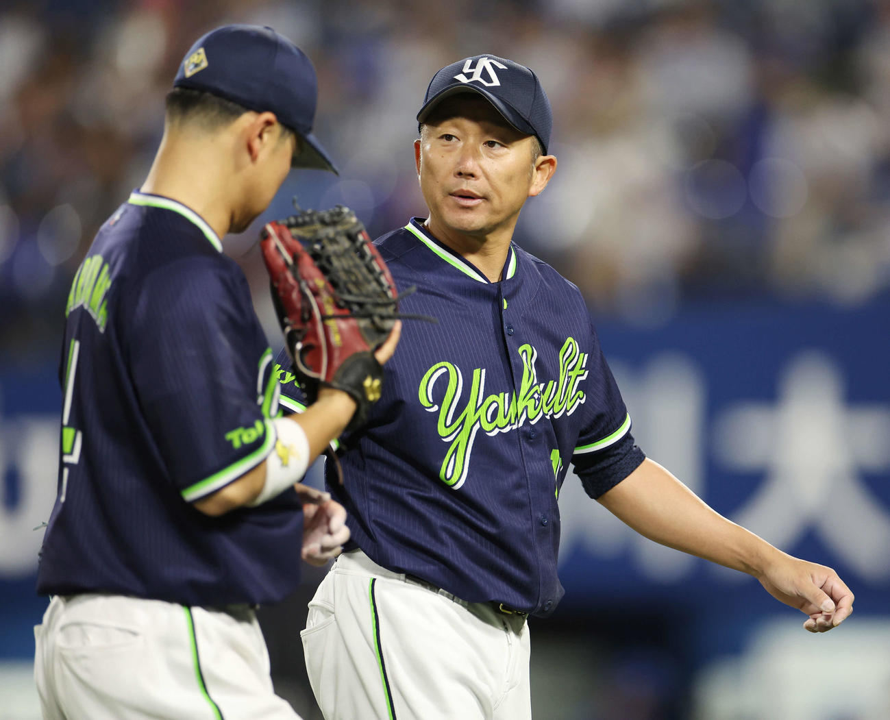 DeNA対ヤクルト　4回裏を無失点に抑え、チームメートに声をかけるヤクルト石川（撮影・宮地輝）