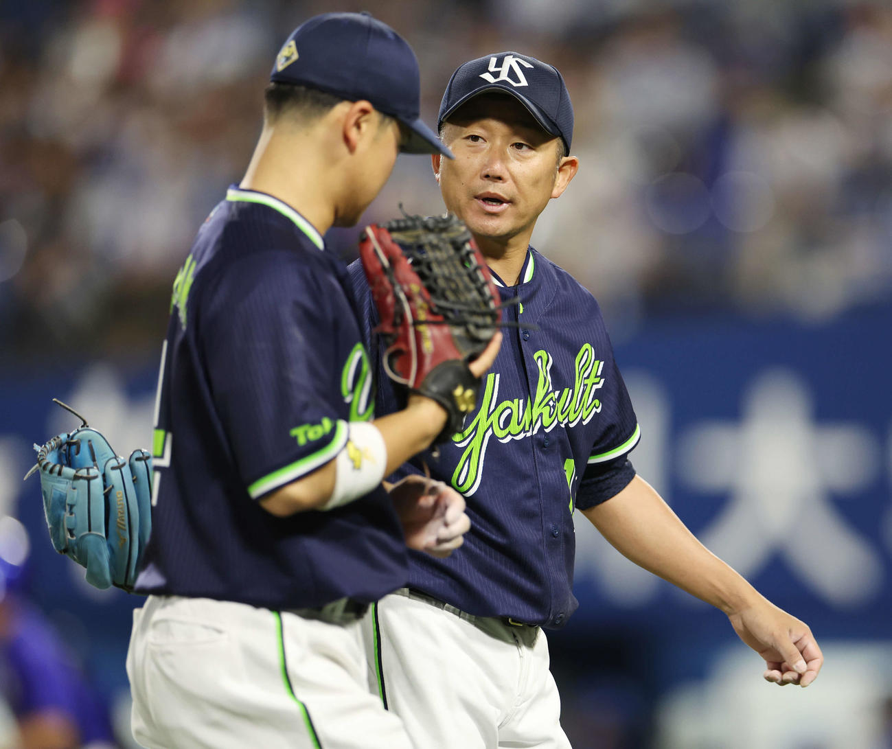 DeNA対ヤクルト　4回裏を無失点に抑え、チームメートに声をかけるヤクルト石川（撮影・宮地輝）
