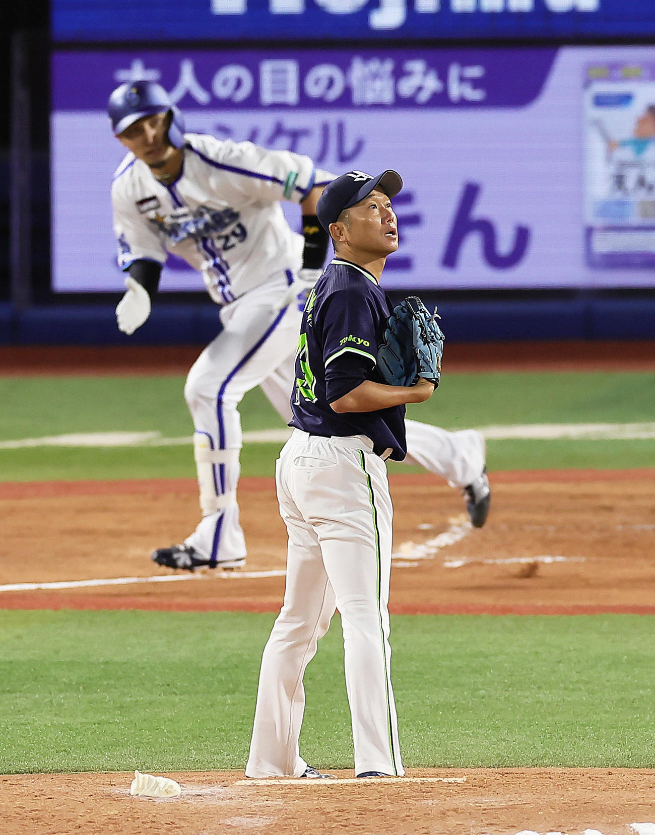 DeNA対ヤクルト　2回裏DeNA1死一、二塁、伊藤（後方）に左適時二塁打を浴びた石川（撮影・足立雅史）