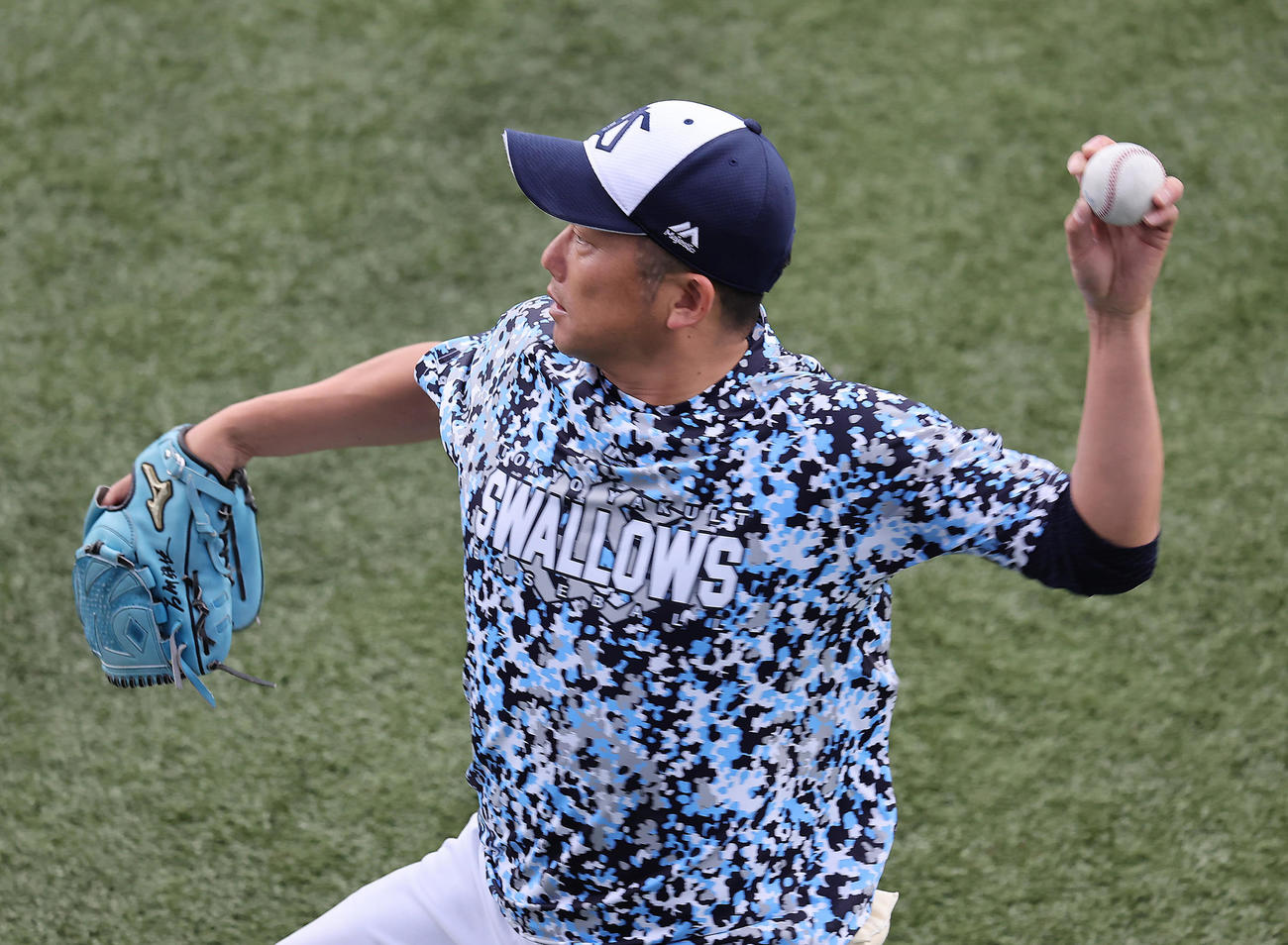 試合前、キャッチボールで調整するヤクルト石川（撮影・足立雅史）