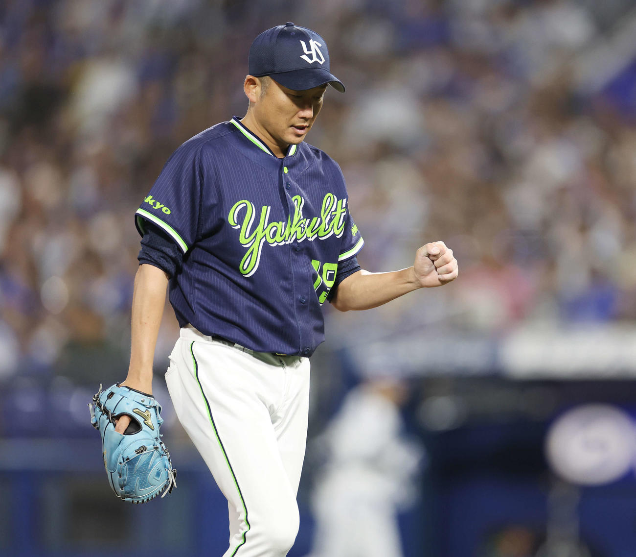 DeNA対ヤクルト　4回裏を無失点に抑え、ガッツポーズするヤクルト石川（撮影・宮地輝）