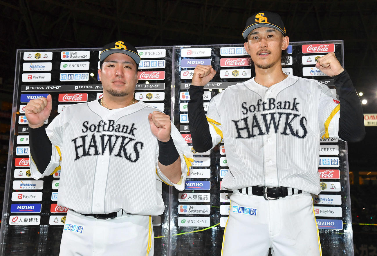 ソフトバンク対日本ハム　日本ハムに勝利し、お立ち台でガッツポーズする山川（左）と三森（撮影・岩下翔太）