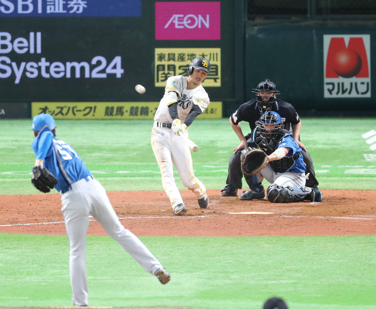 ソフトバンク対日本ハム　4回裏ソフトバンク無死一塁、三森は右越えに勝ち越しとなる2点本塁打を放つ（撮影・梅根麻紀）